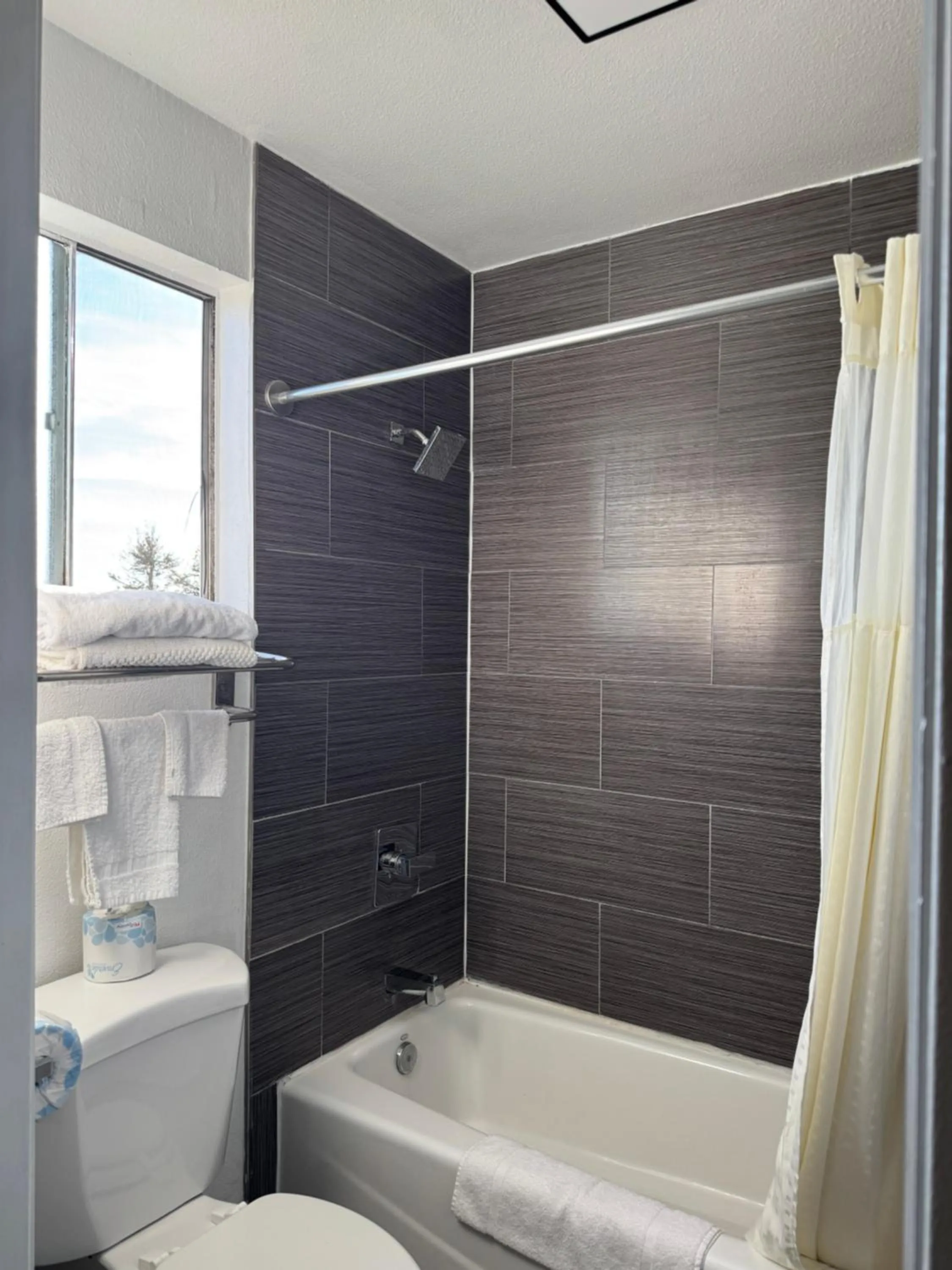 Bath in Rodeway Inn Ventura Midtown