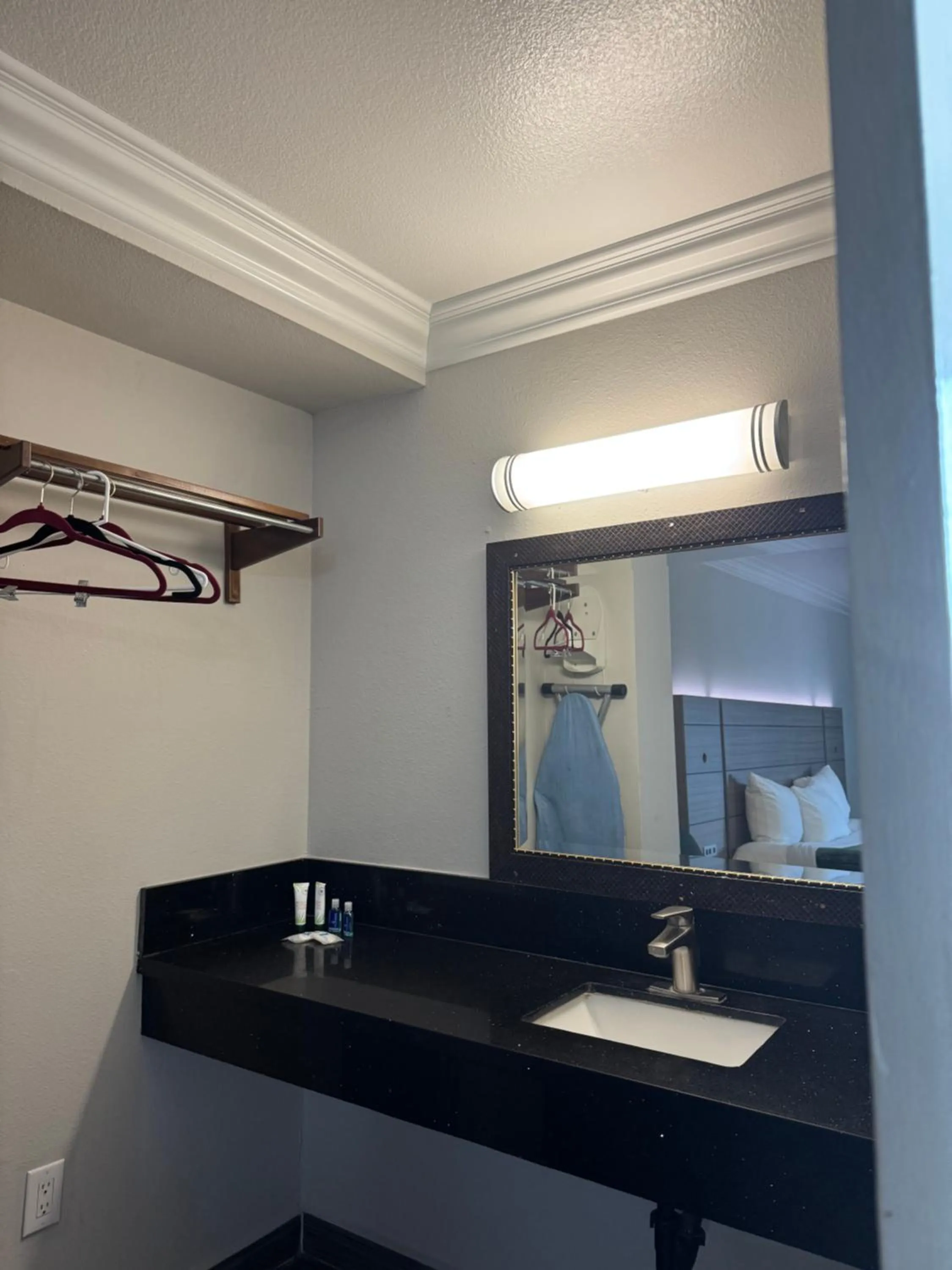 Bathroom in Rodeway Inn Ventura Midtown