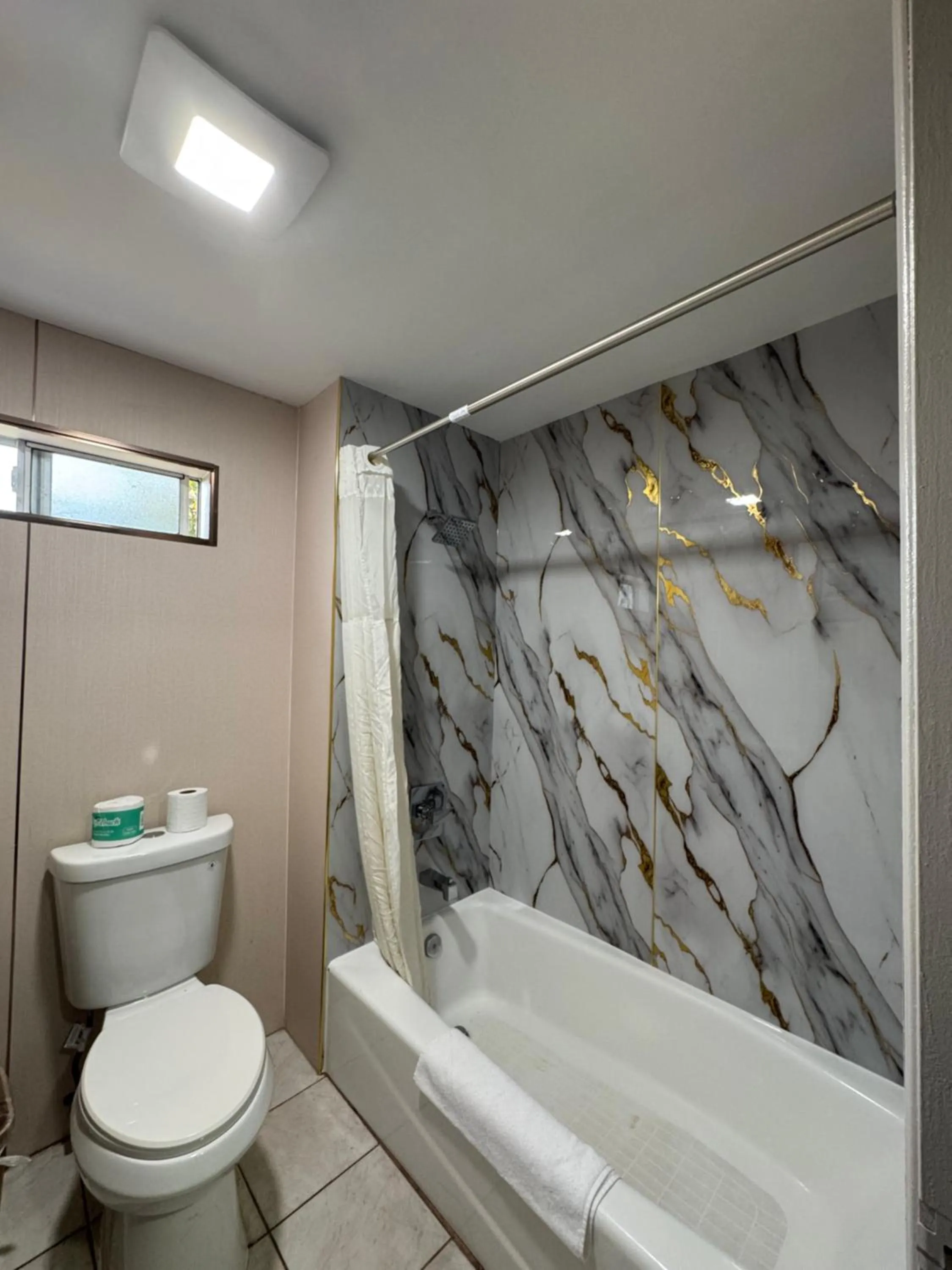 Bathroom in Rodeway Inn Ventura Midtown