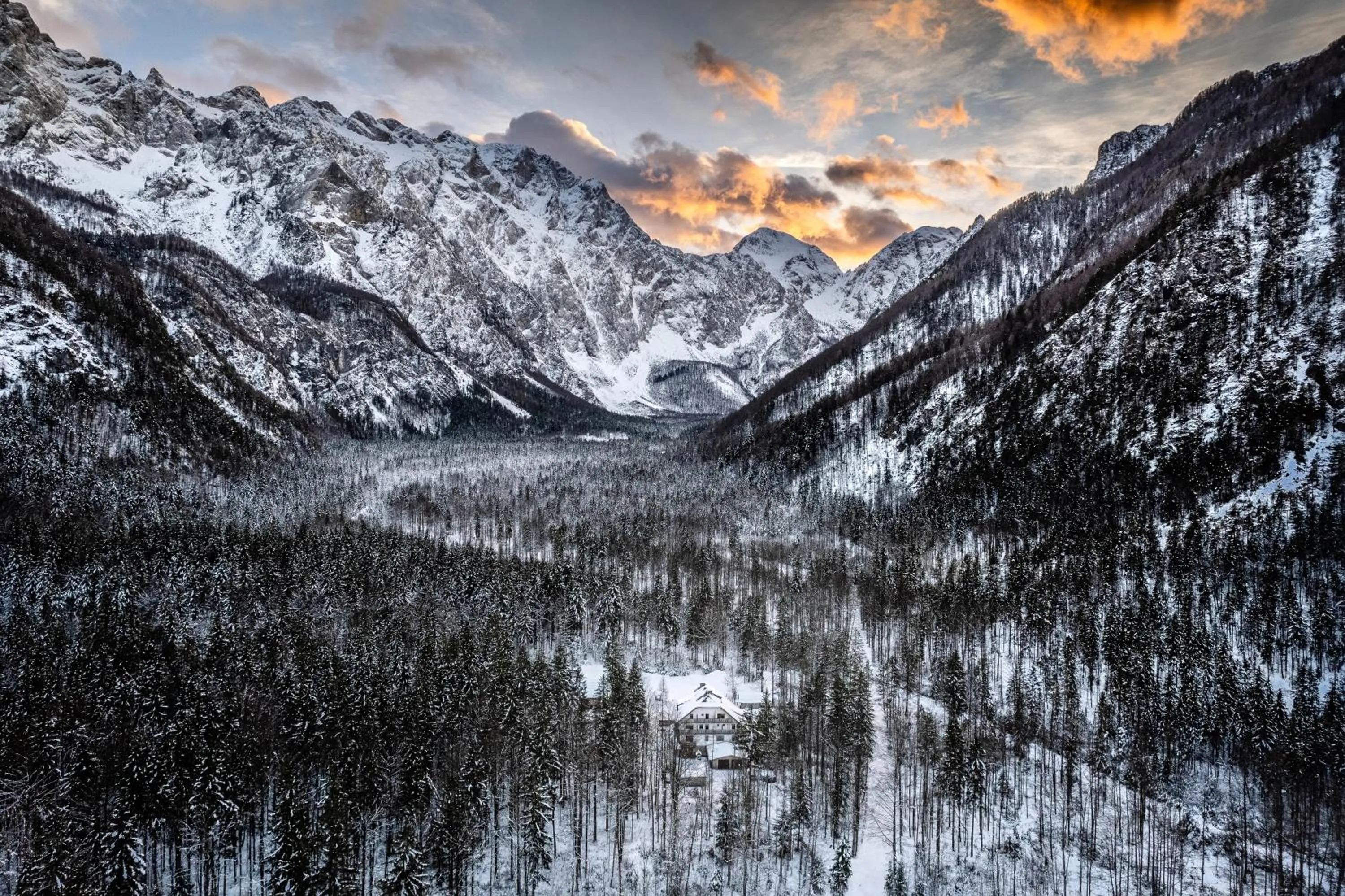 Property building in Eko hiša-Eco House Na razpotju