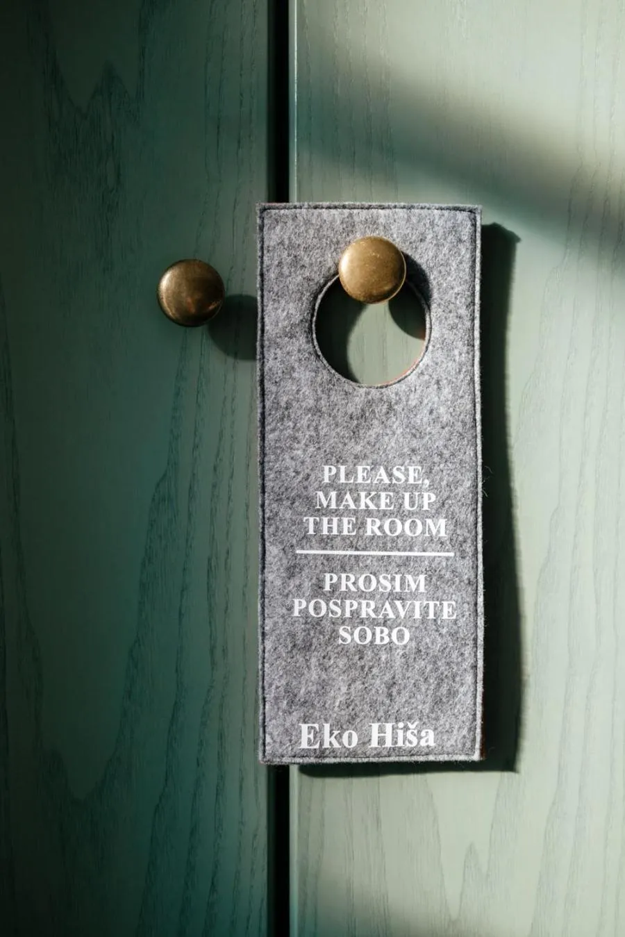 Text overlay in Eko hiša-Eco House Na razpotju