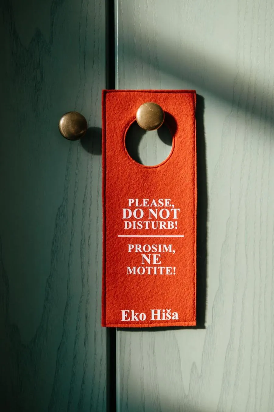 Text overlay in Eko hiša-Eco House Na razpotju