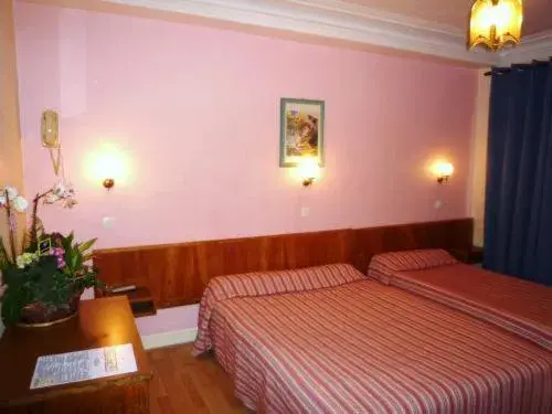 Triple Room in Hôtel Du Brabant Triple Room in Hôtel Du Brabant