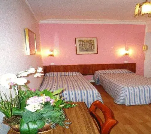 Quadruple Room in Hôtel Du Brabant Quadruple Room in Hôtel Du Brabant