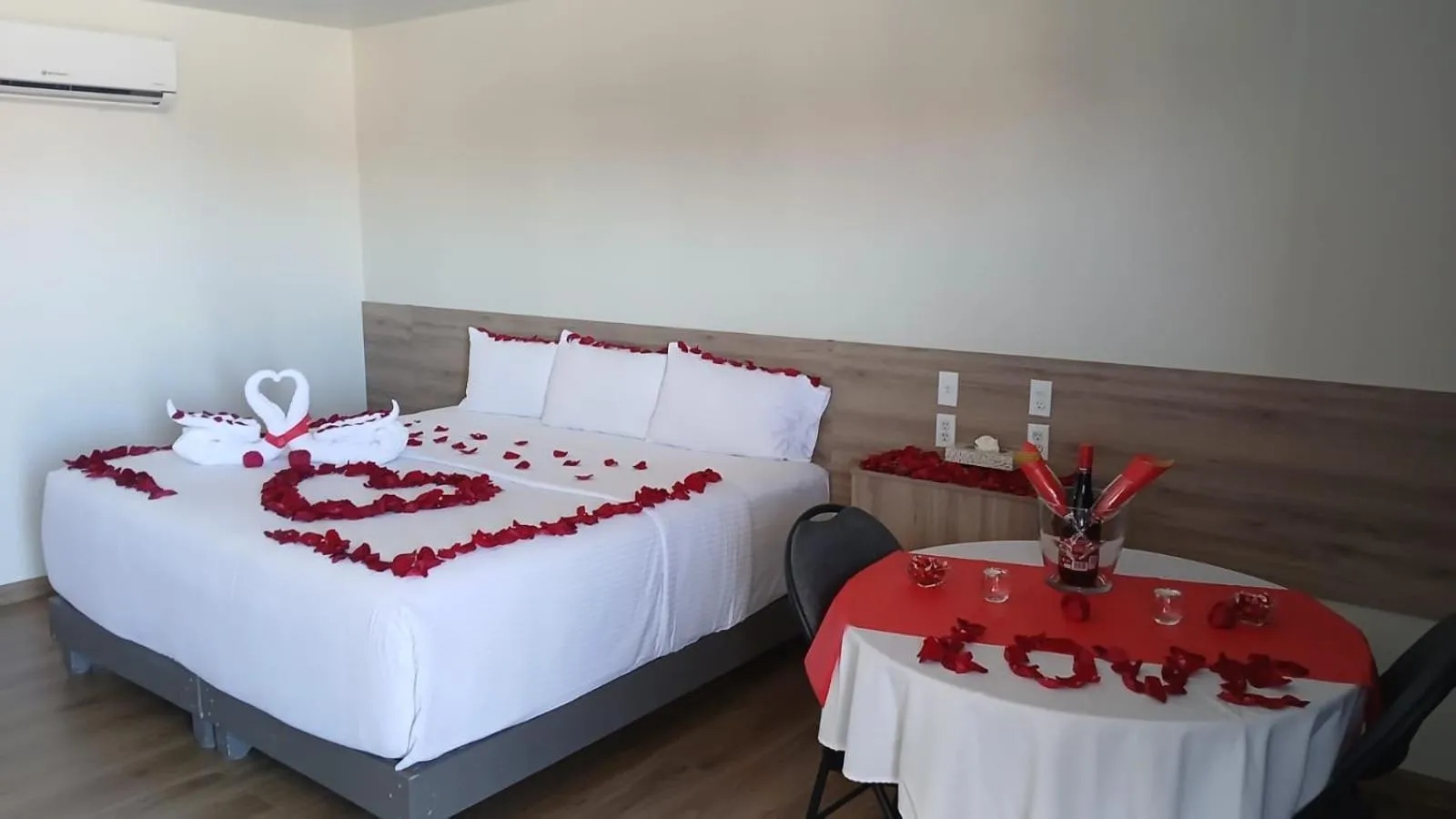 Bed in La Huerta Inn & Suites