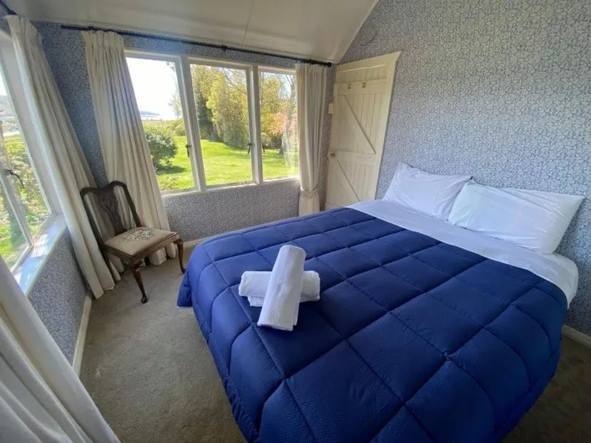 Bed in Garden Cottage - Lake Tekapo