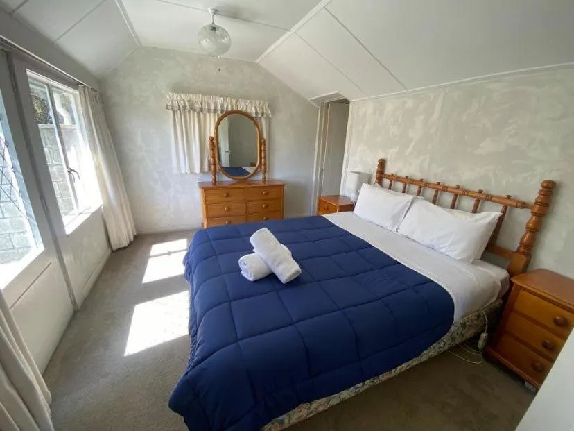 Bed in Garden Cottage - Lake Tekapo