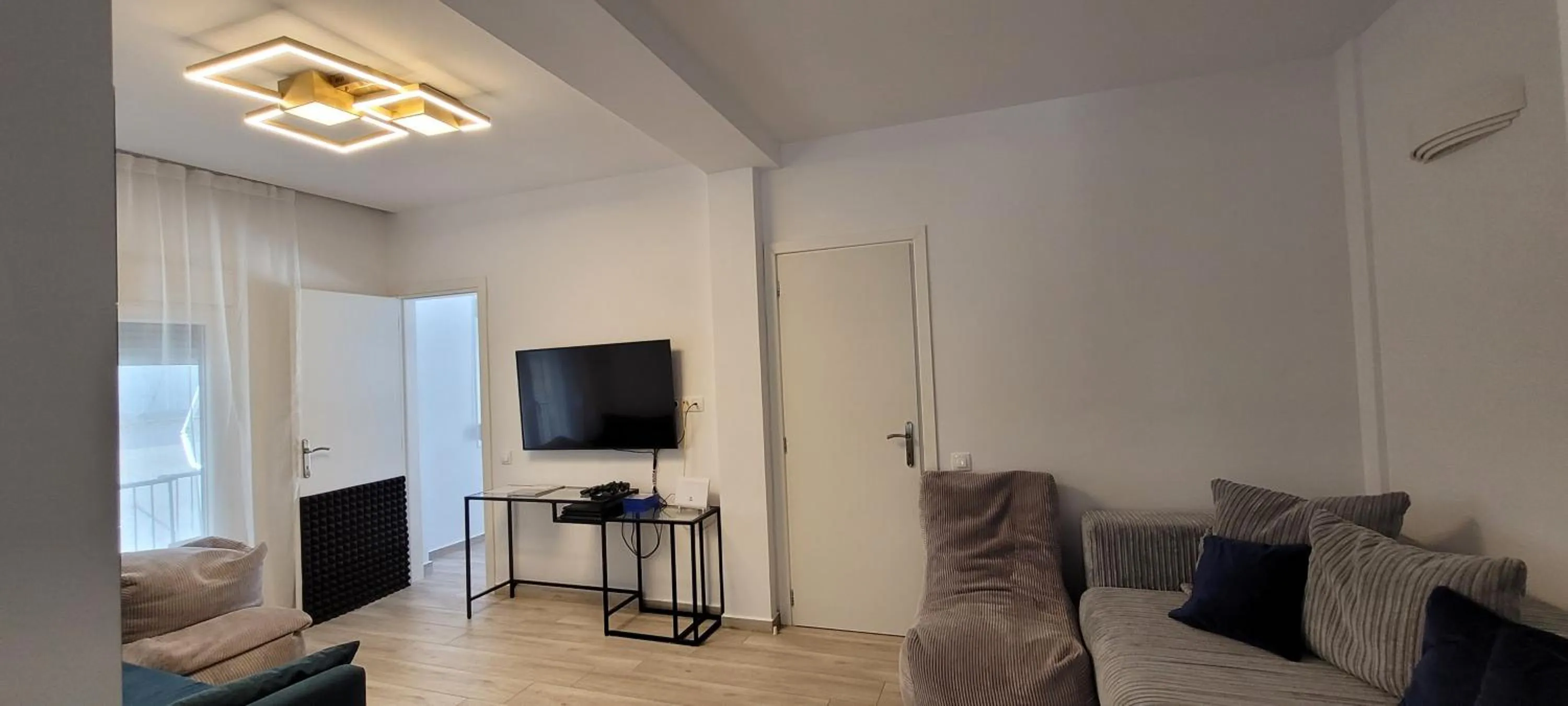 TV and multimedia in Ivory Lane City Center Luxury Suite