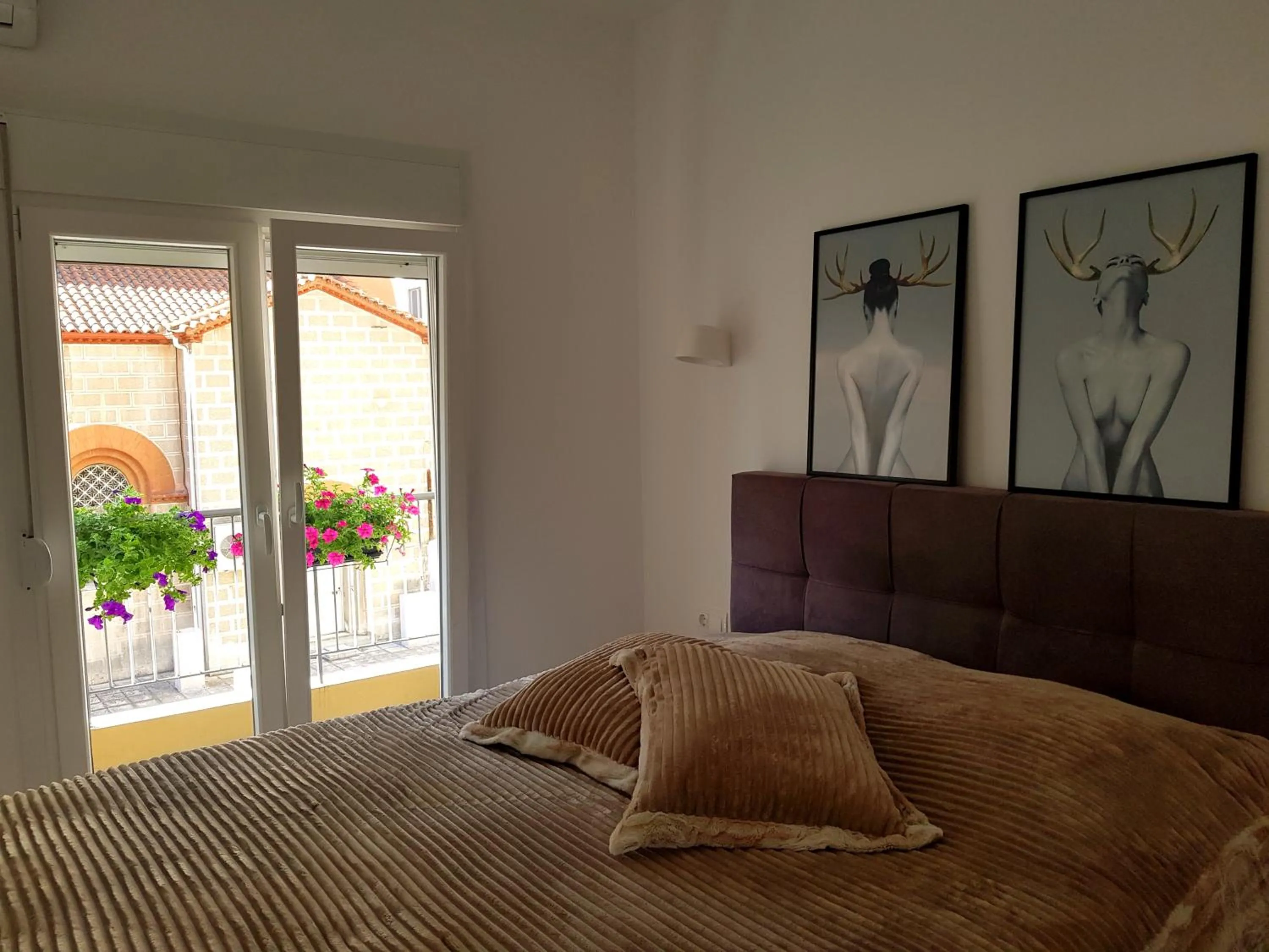 Bed in Ivory Lane City Center Luxury Suite