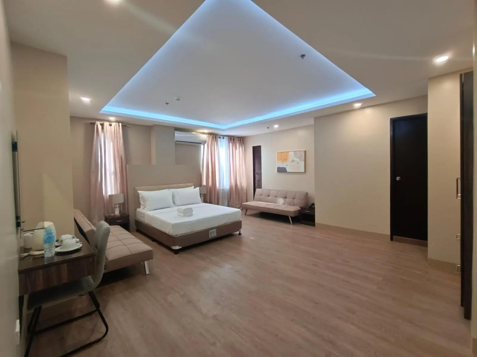 Photo of the whole room in Beaver Hotel