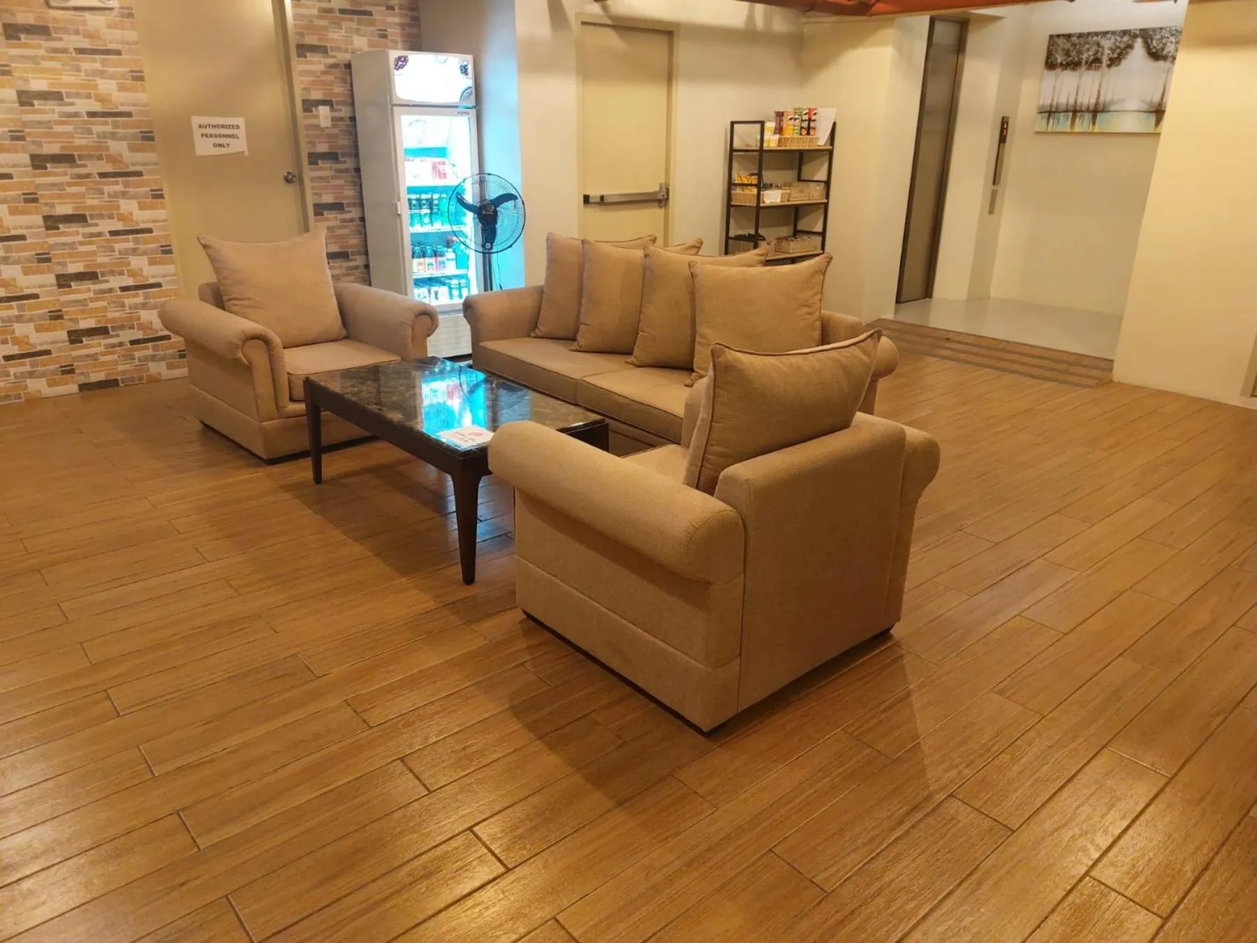 Communal lounge/ TV room in Beaver Hotel