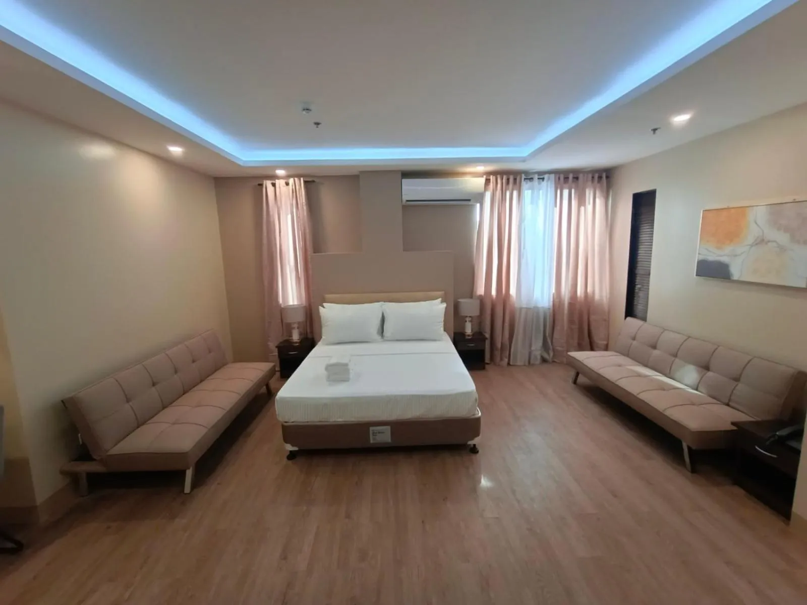 Photo of the whole room in Beaver Hotel