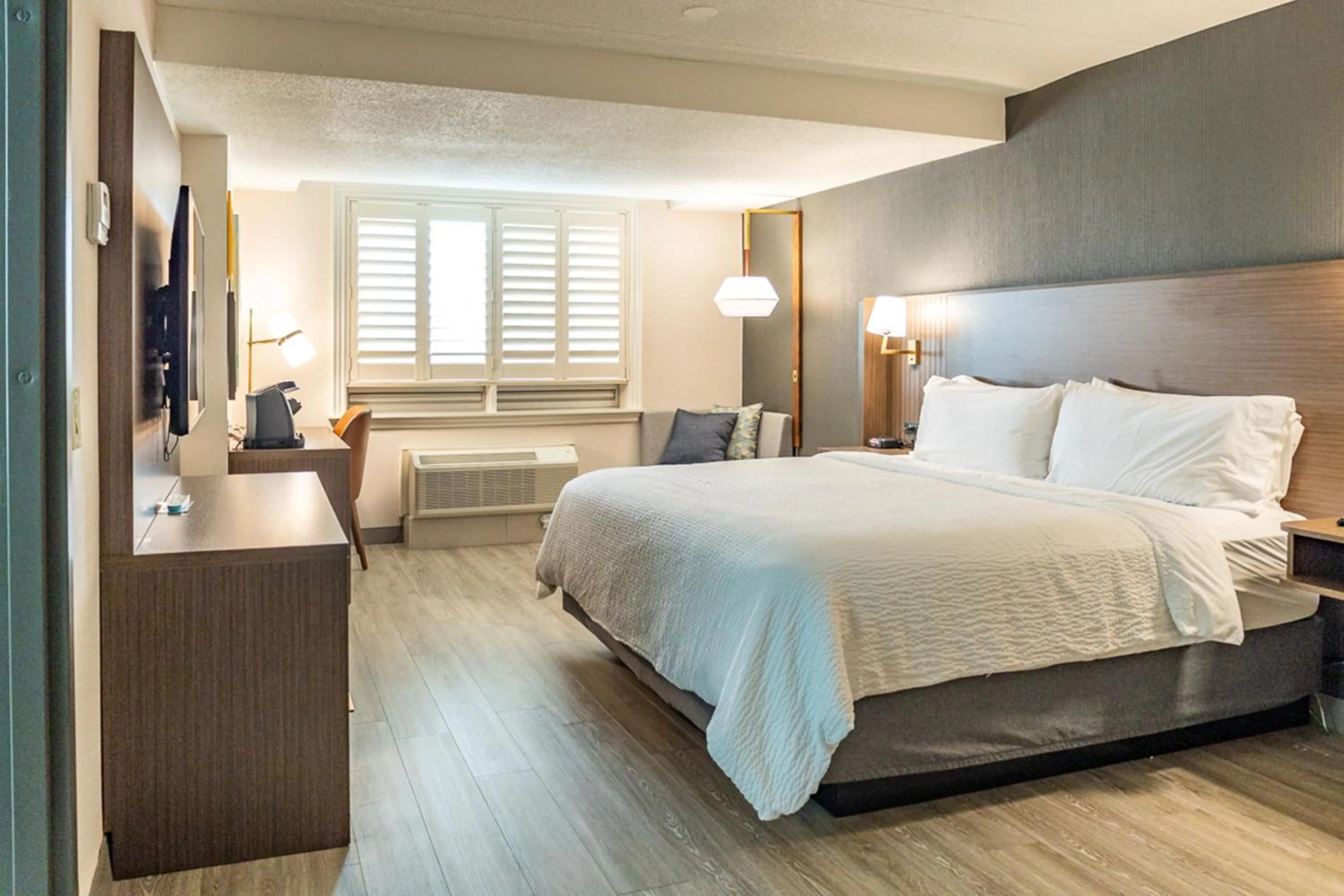 Bed in Holiday Inn Hotel & Suites St.Catharines-Niagara by IHG