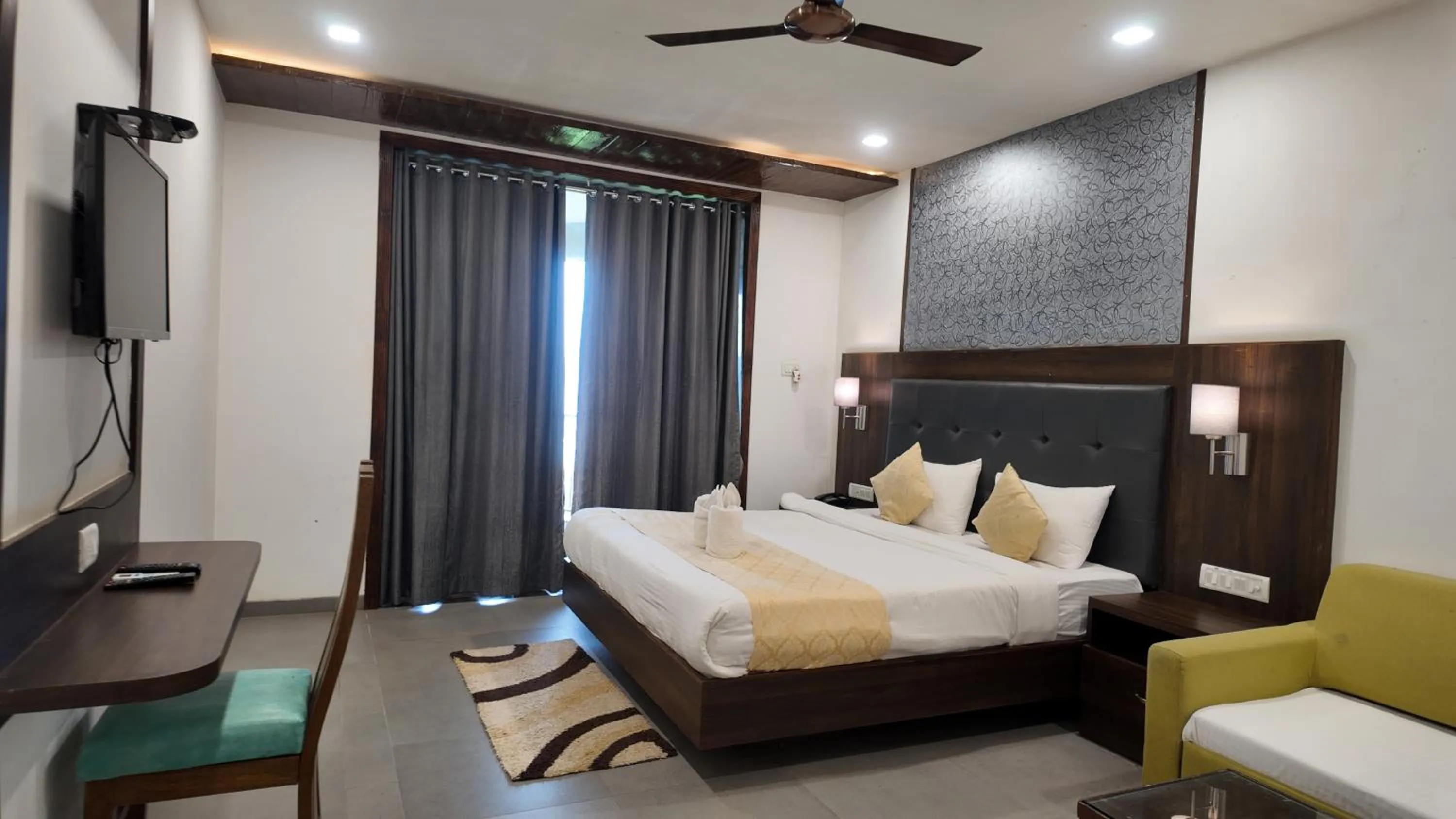 Bed in Mountain Breeze Resort, Mahabaleshwar