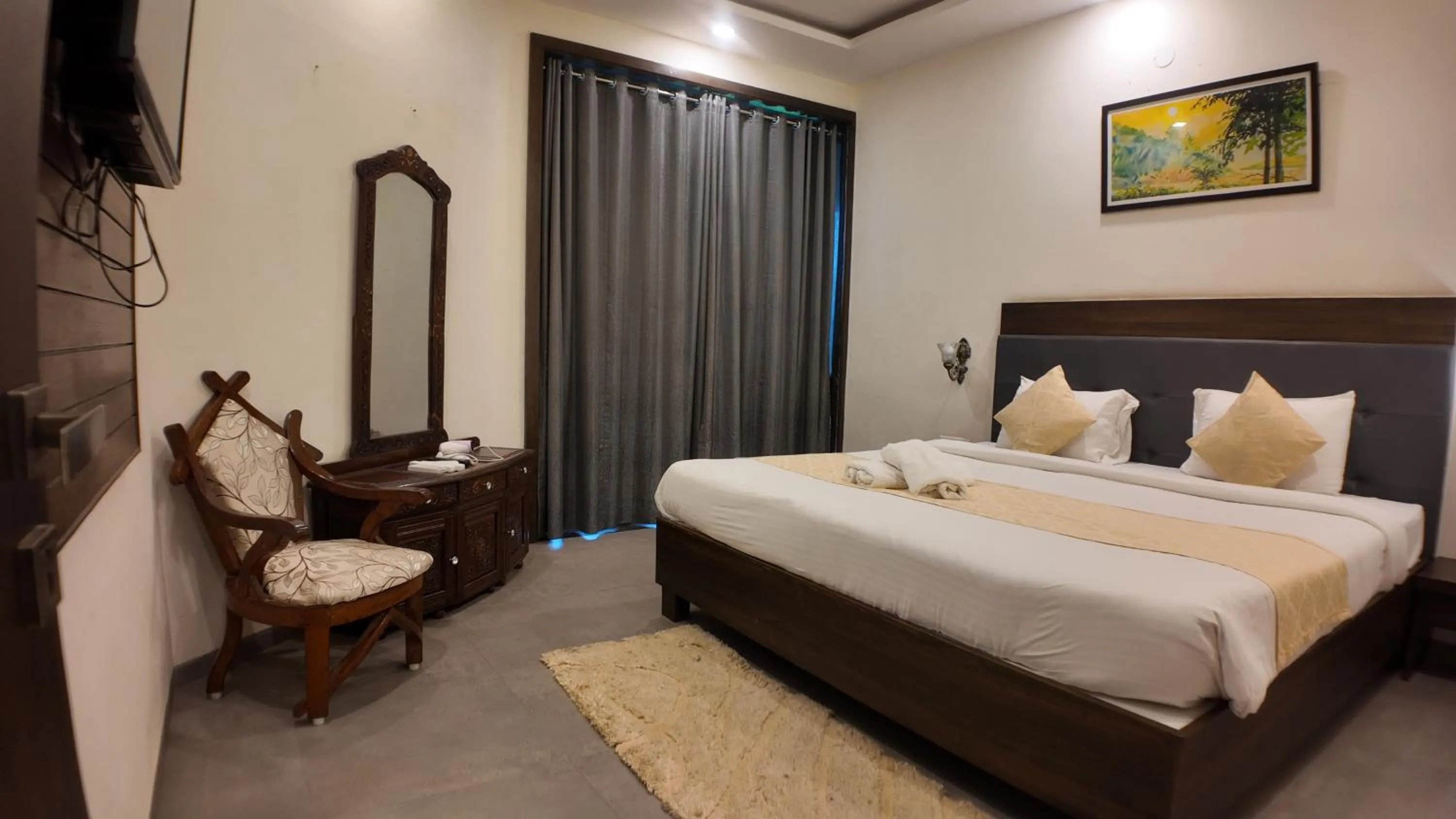 Bedroom, Bed in Mountain Breeze Resort, Mahabaleshwar
