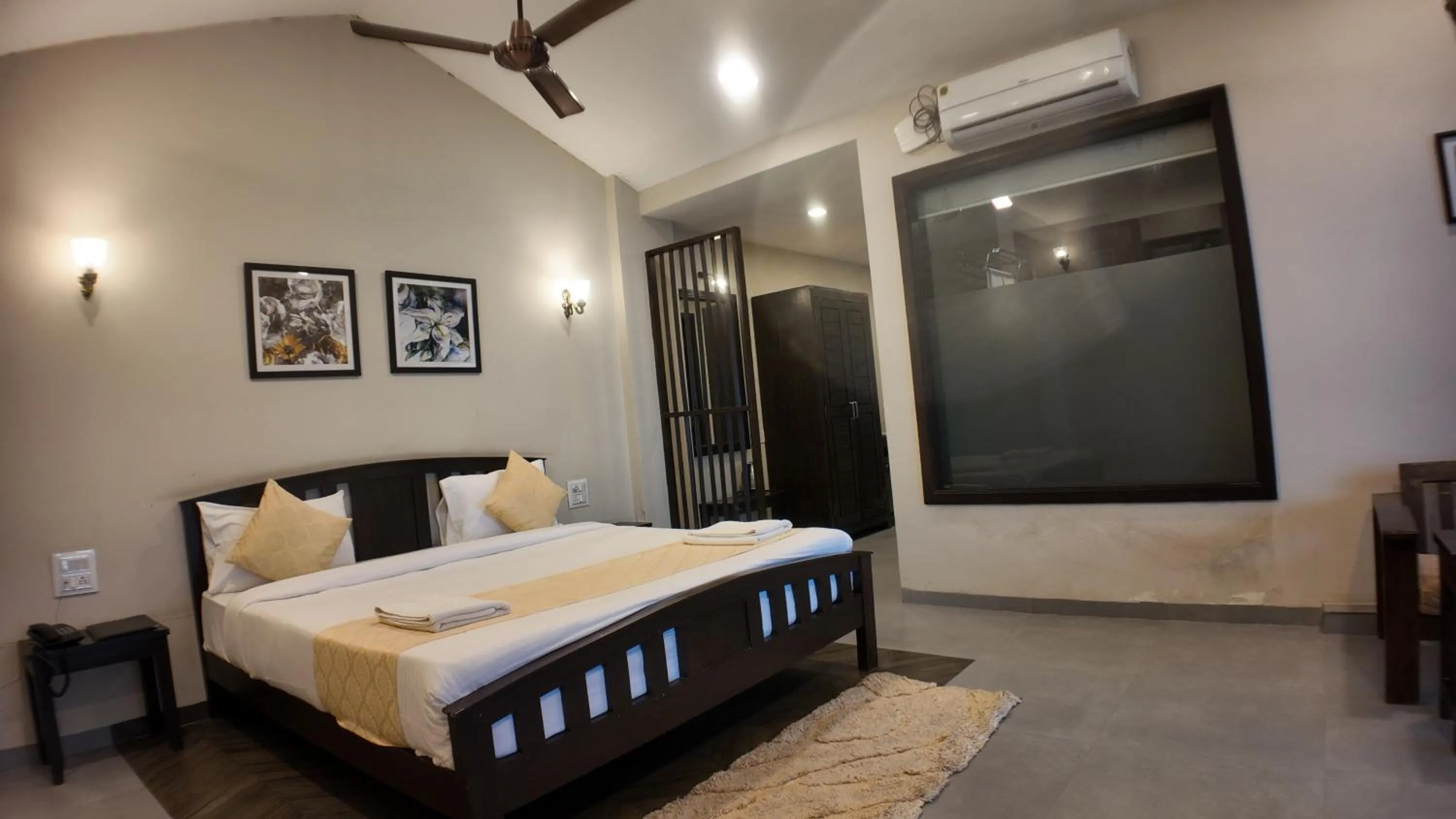 Bedroom, Bed in Mountain Breeze Resort, Mahabaleshwar