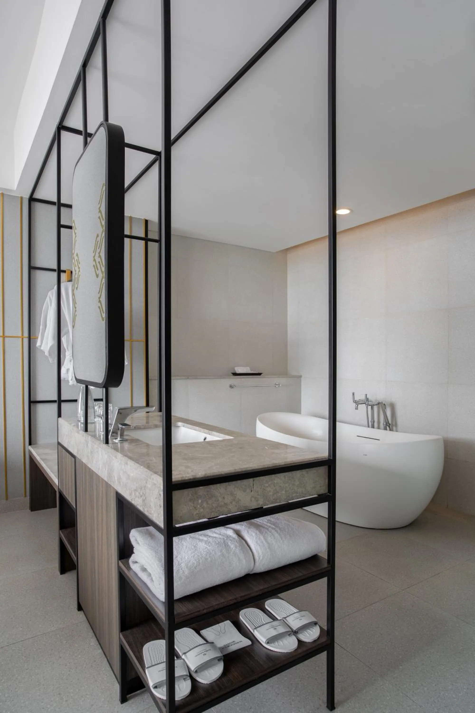 Bathroom, Bed in Hotel Santika Premiere Padang