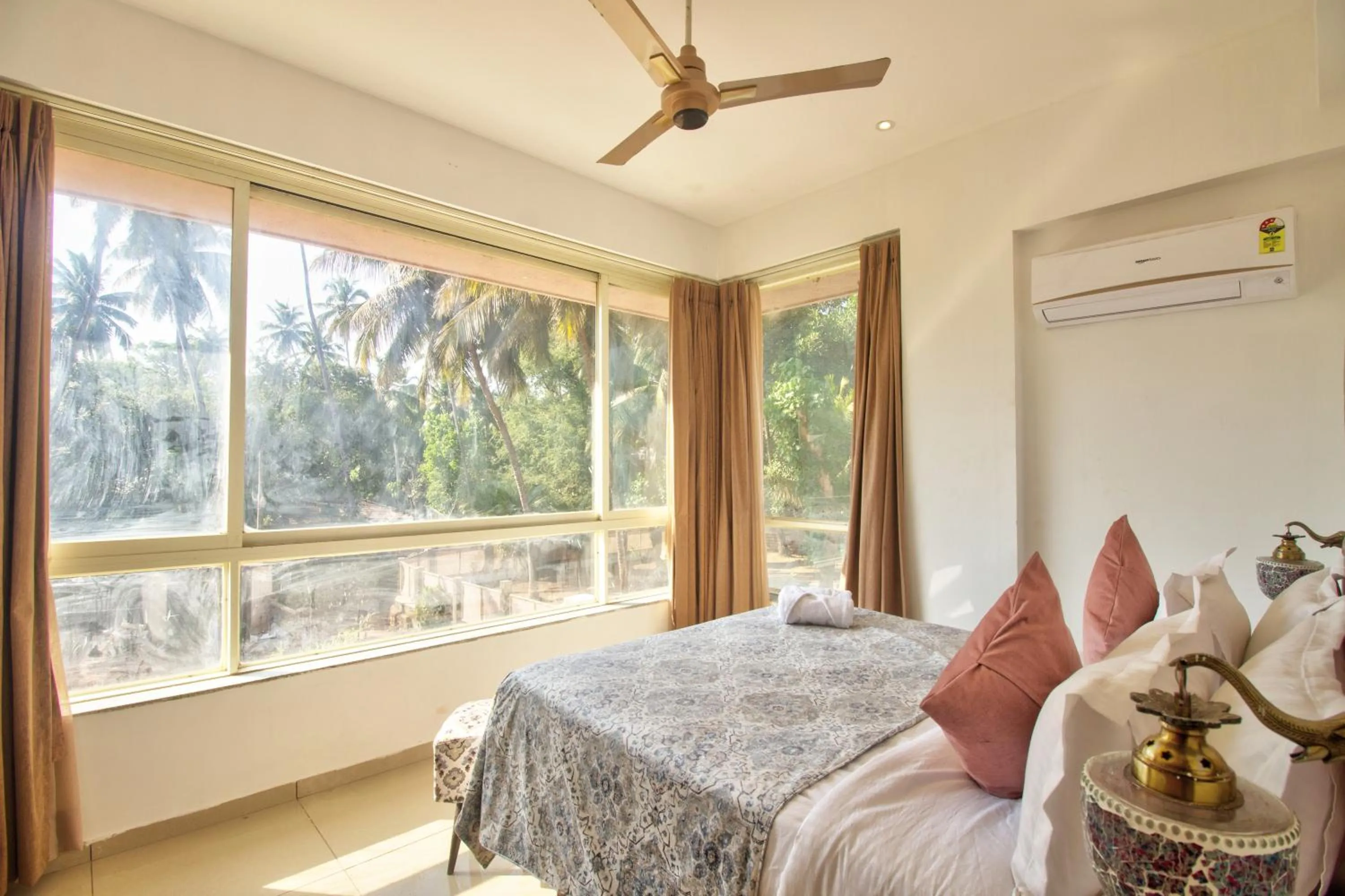 Photo of the whole room, Bed in Hotel Sea Sapphire ,Calangute