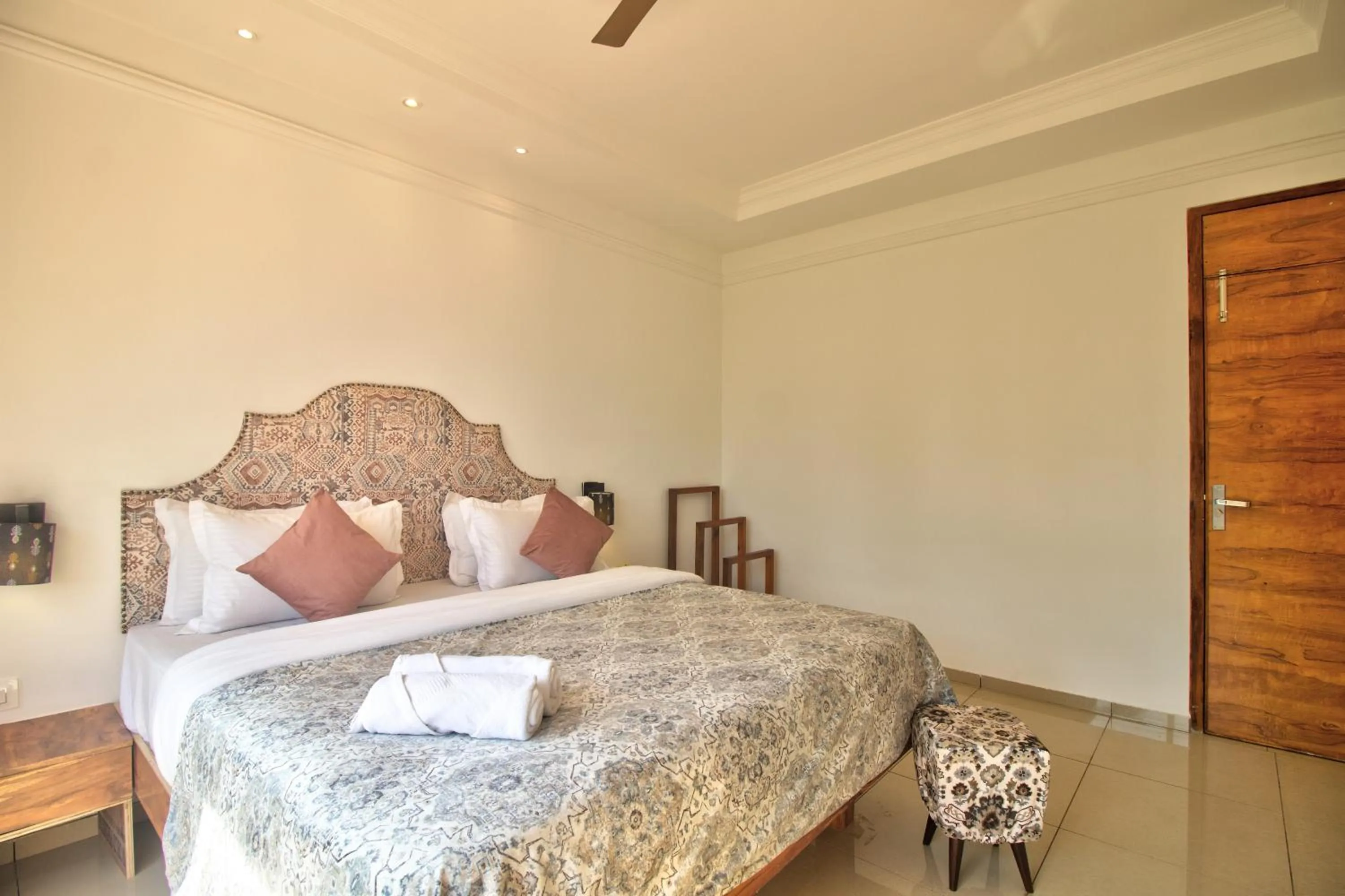 Photo of the whole room, Bed in Hotel Sea Sapphire ,Calangute