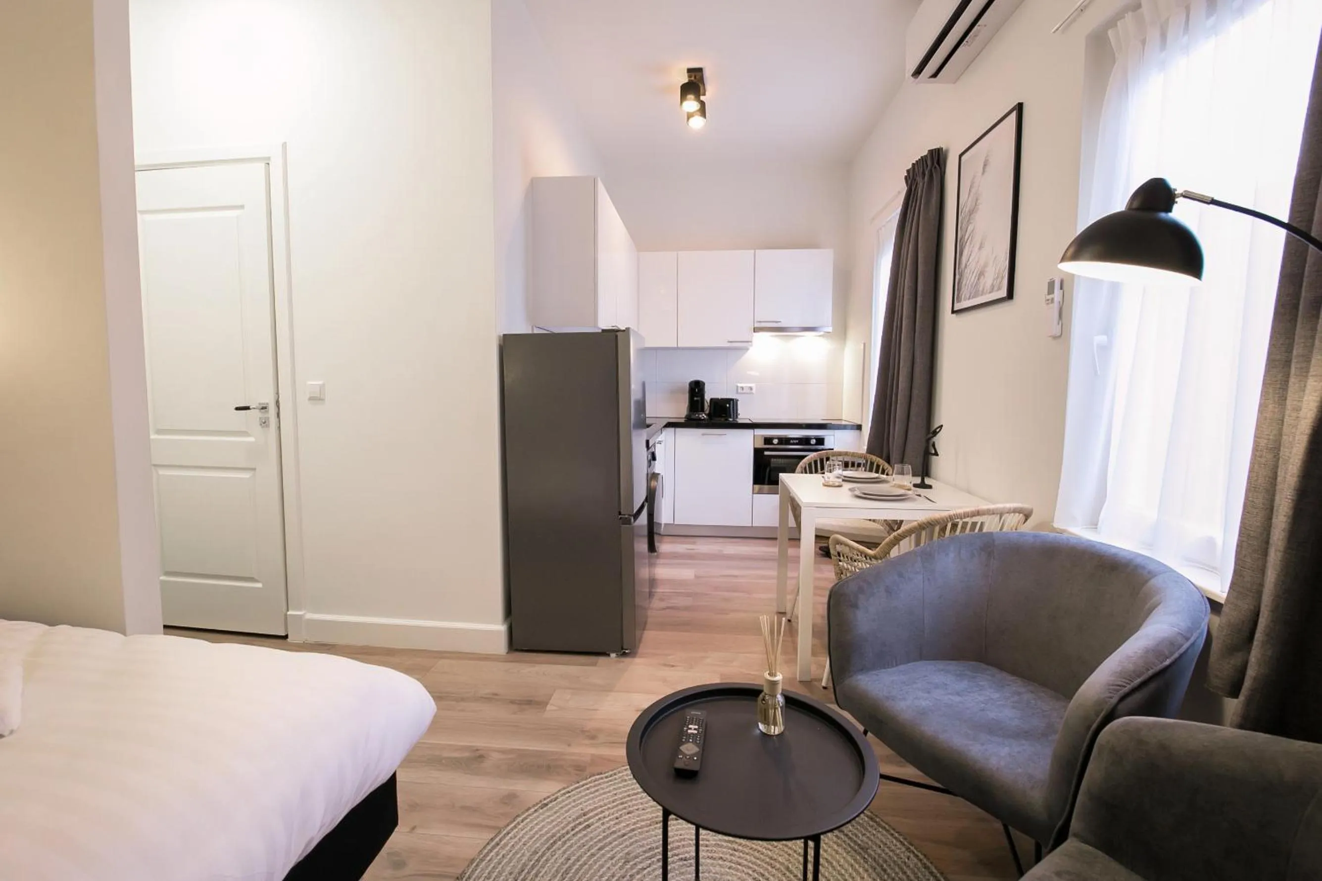 Living room, Bed in Four Star Apartments - Keizerstraat