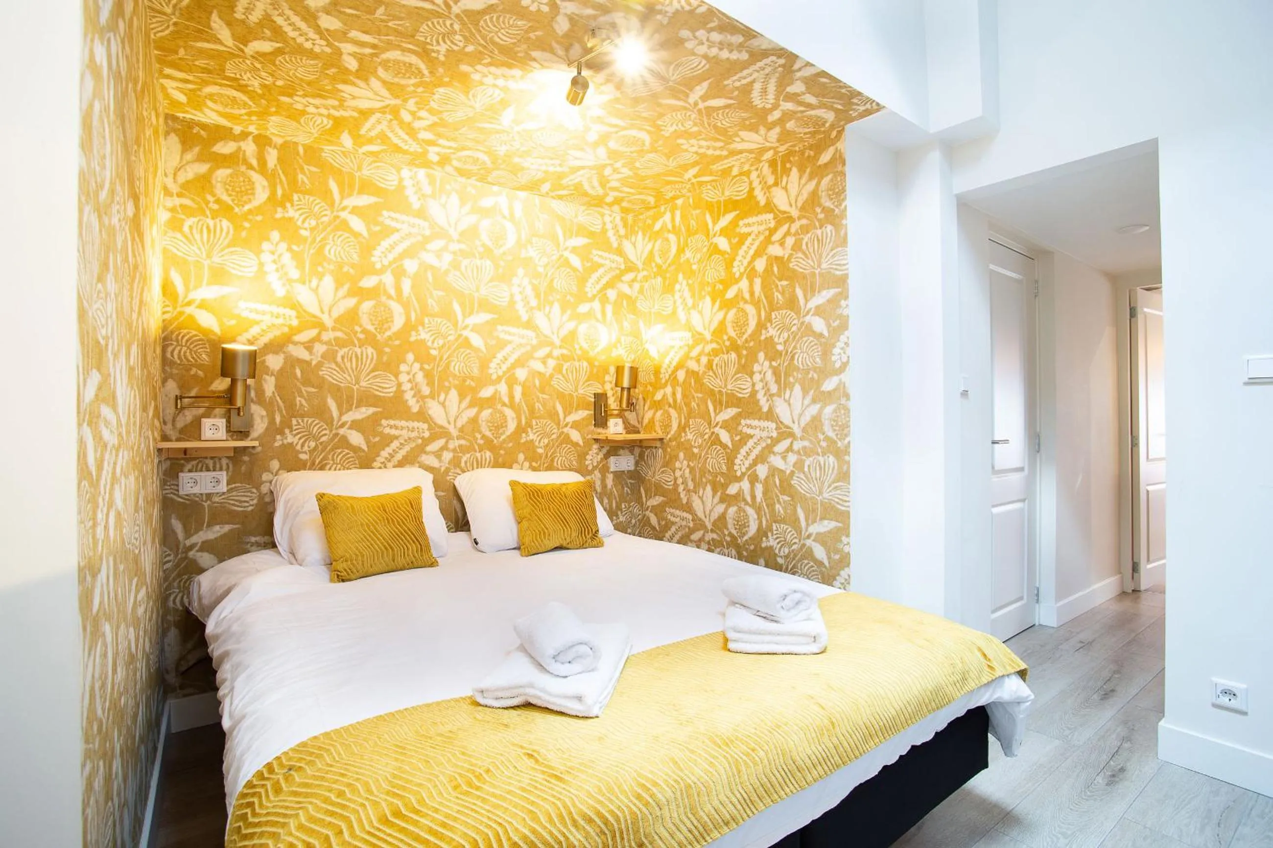 Bed in Four Star Apartments - Keizerstraat