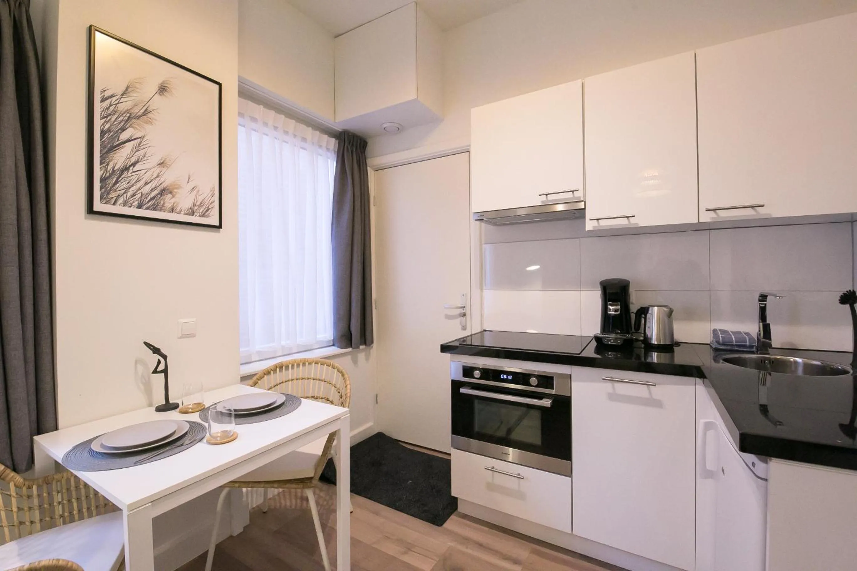 Kitchen or kitchenette in Four Star Apartments - Keizerstraat