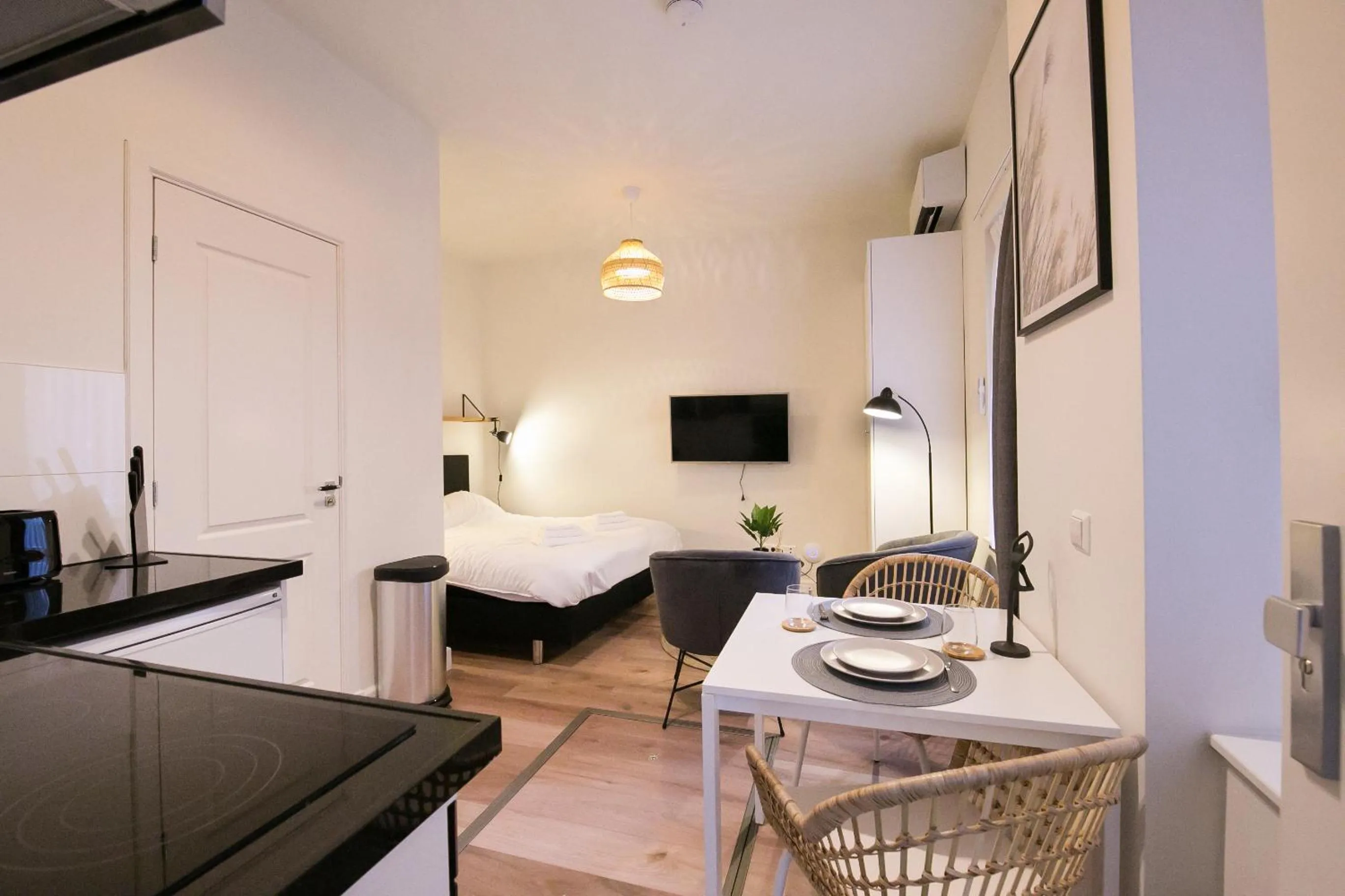 Photo of the whole room, Bed in Four Star Apartments - Keizerstraat