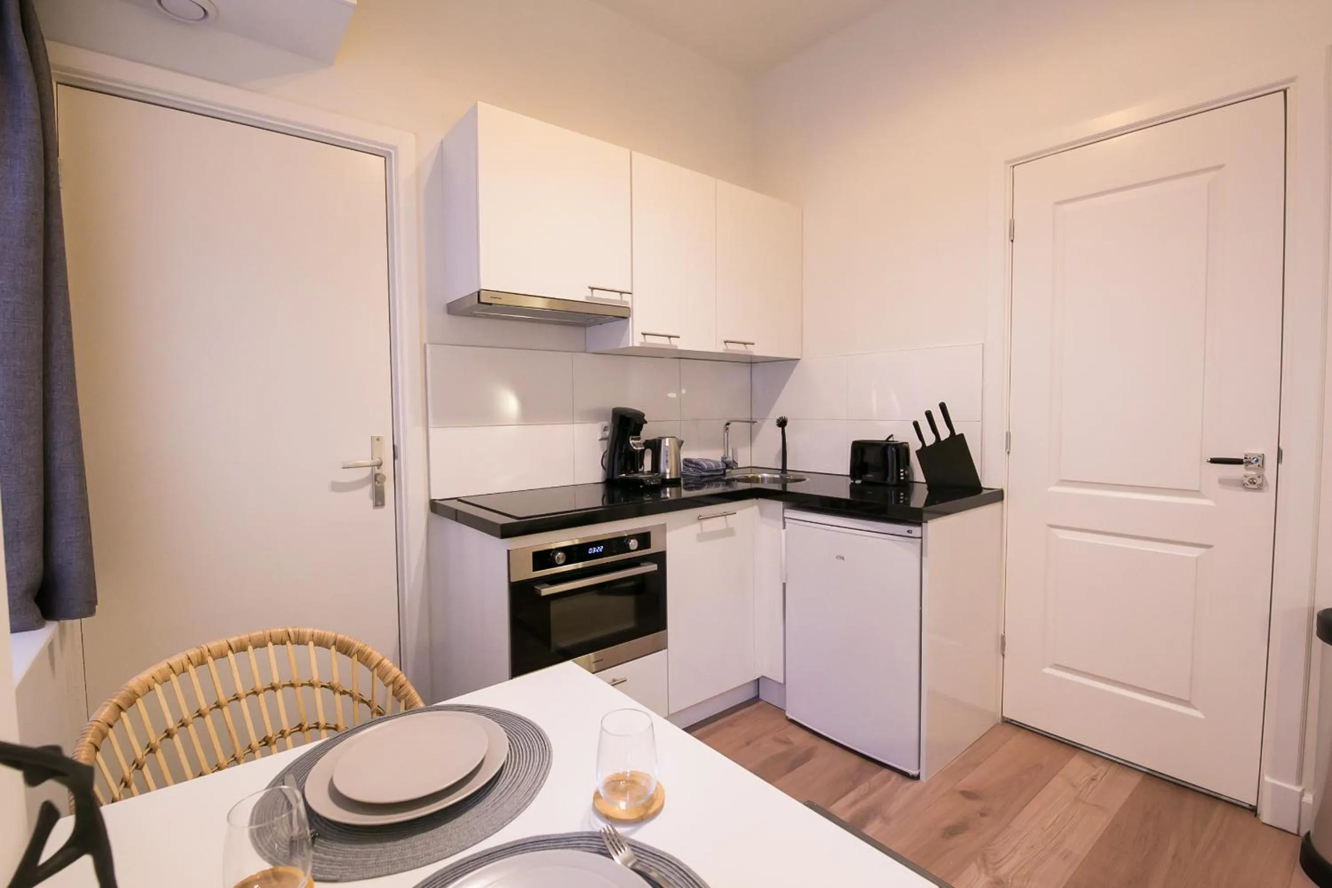 Kitchen or kitchenette in Four Star Apartments - Keizerstraat