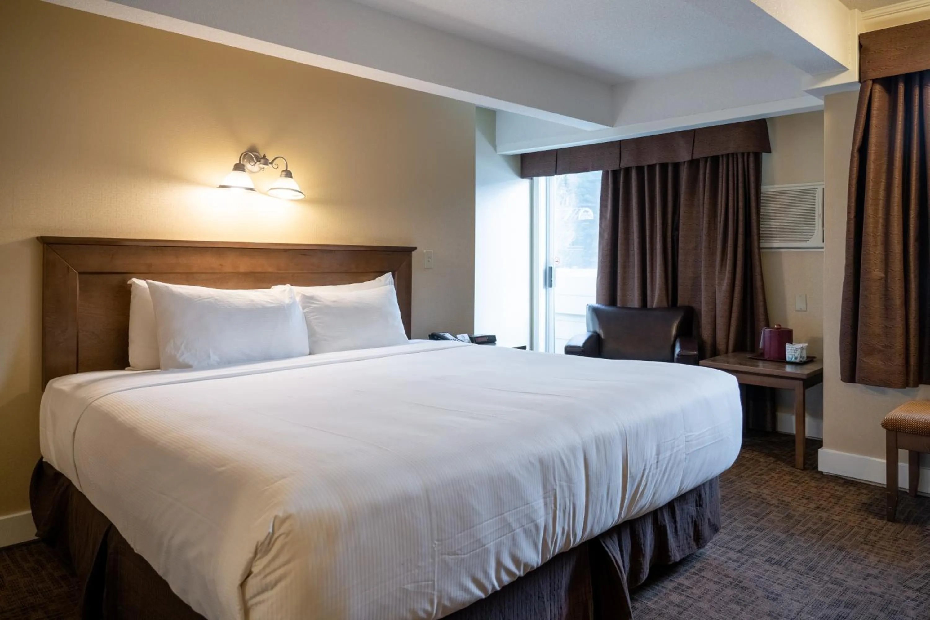 Photo of the whole room, Bed in Irwin's Mountain Inn