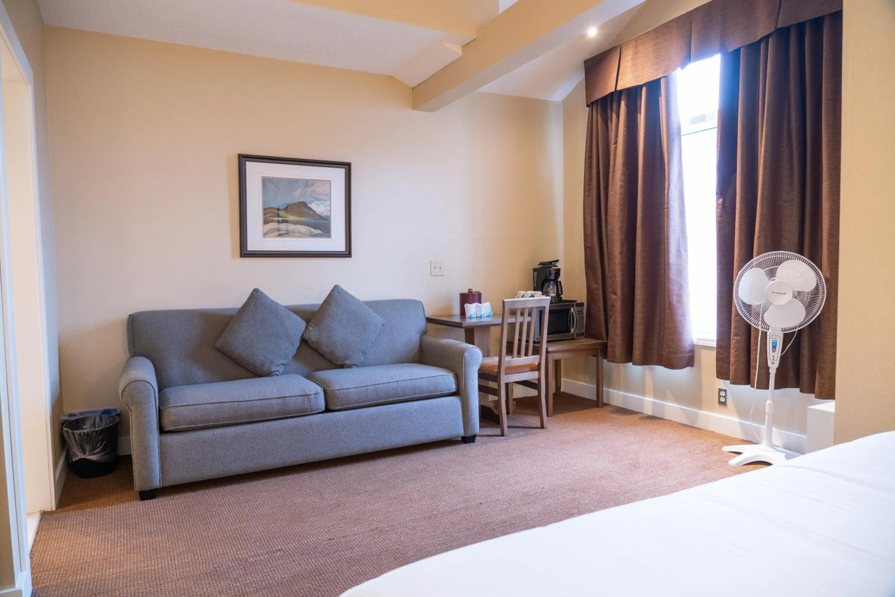 Seating area, Bed in Irwin's Mountain Inn