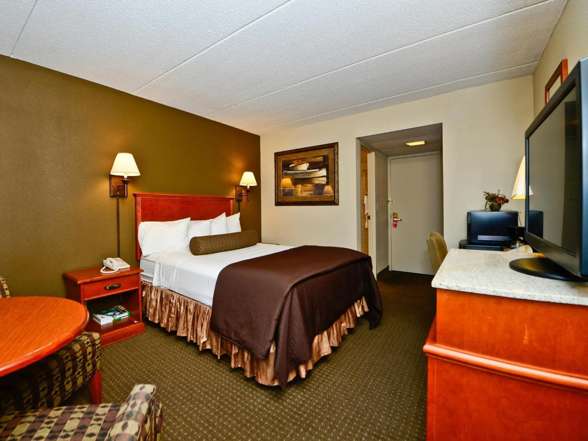 TV and multimedia in Ramada by Wyndham Plymouth Hotel & Conference Center