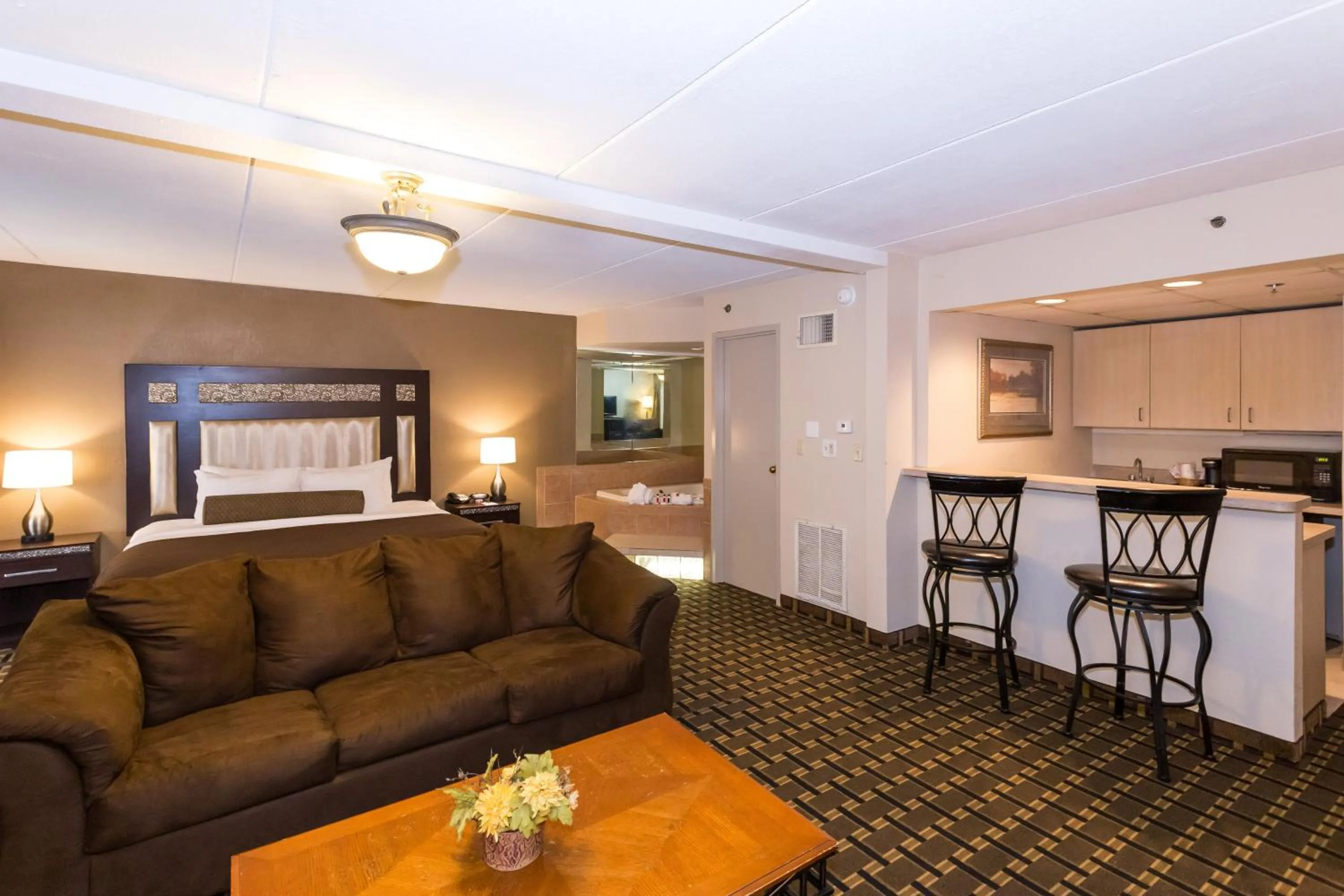 Living room in Ramada by Wyndham Plymouth Hotel & Conference Center