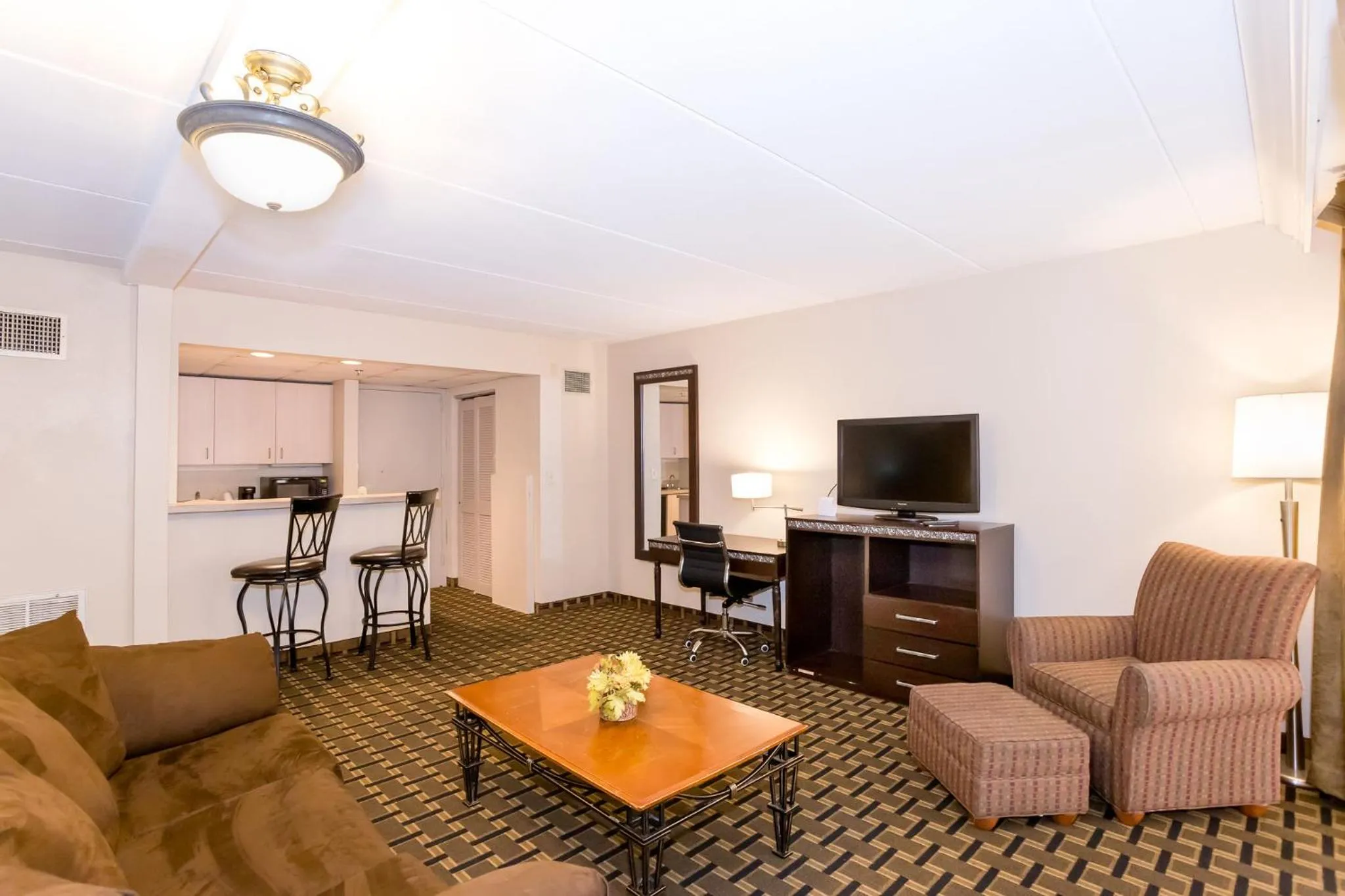 Living room in Ramada by Wyndham Plymouth Hotel & Conference Center