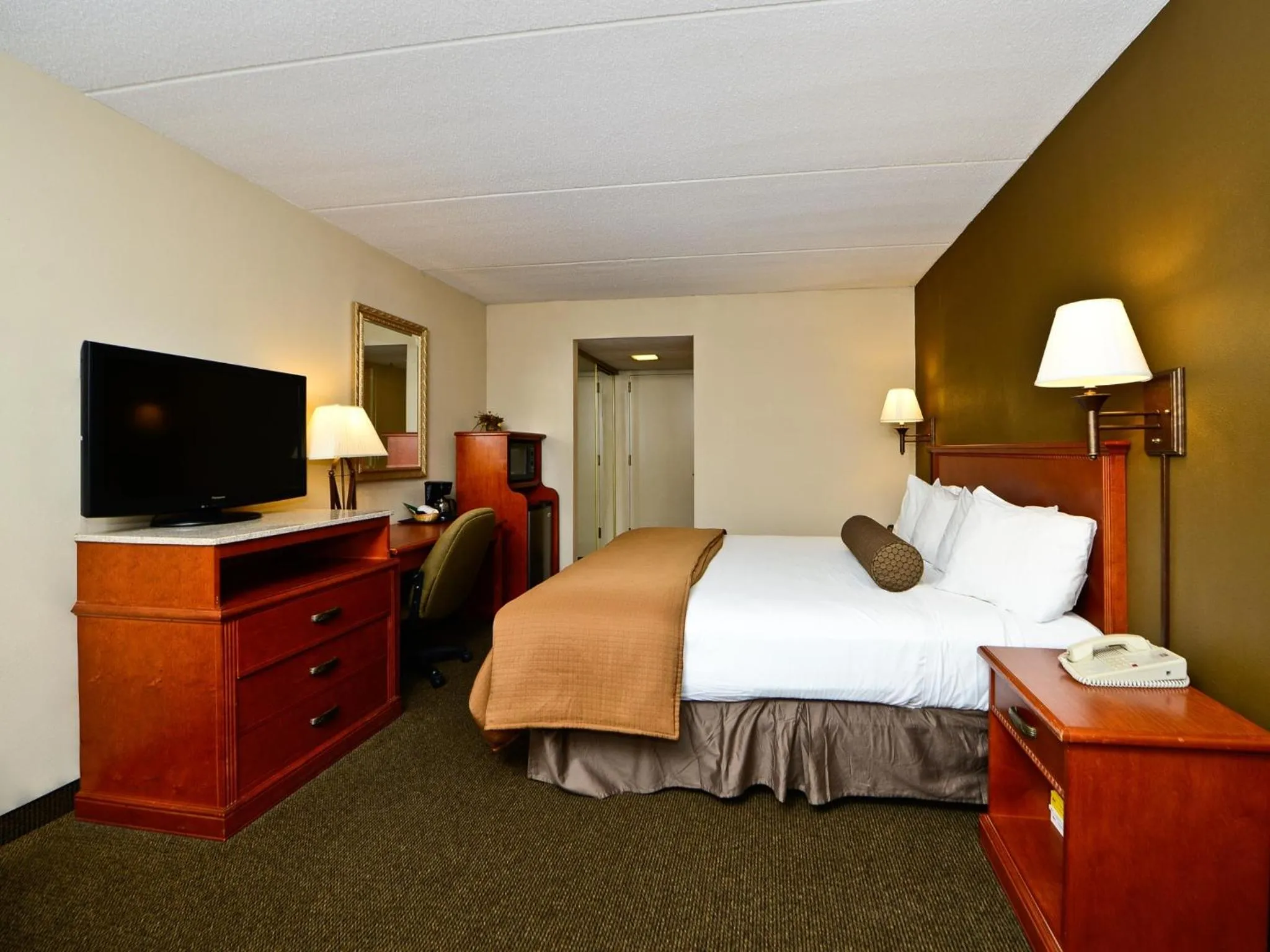 TV and multimedia in Ramada by Wyndham Plymouth Hotel & Conference Center