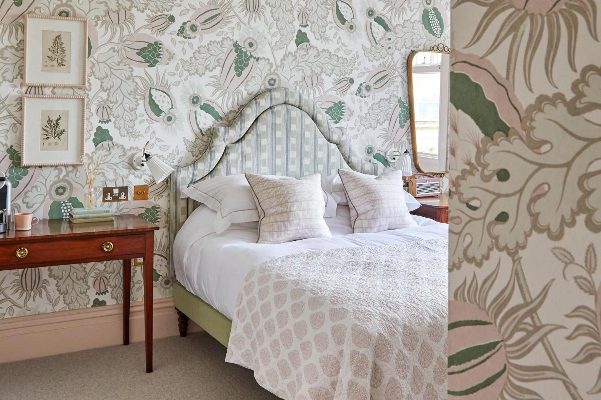 Shower, Bed in Leonardslee House at Leonardslee Lakes & Gardens