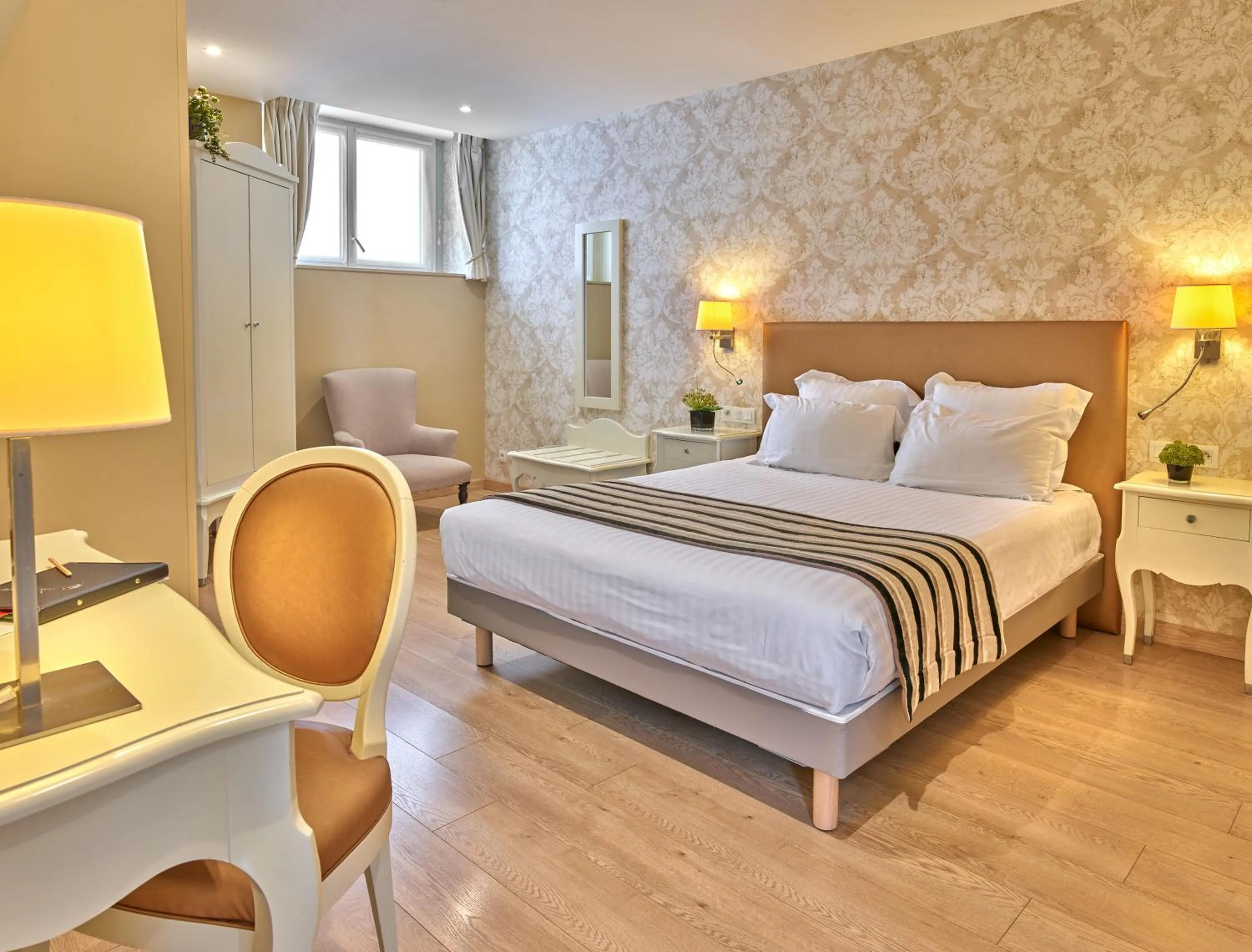 Bedroom, Bed in Hotel De Guise Nancy Vieille Ville