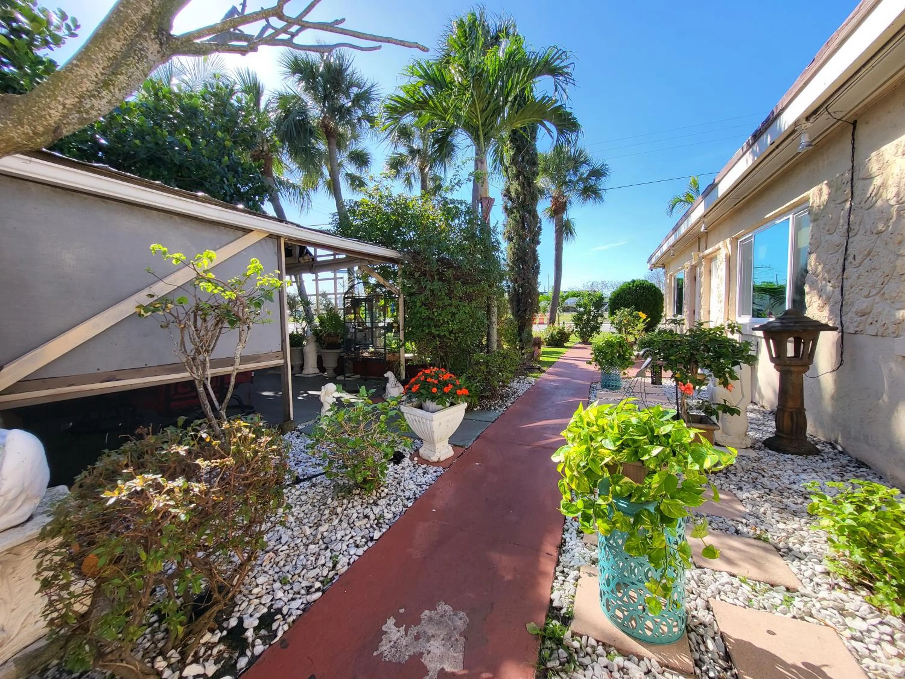 Property building in Barefoot mailman motel