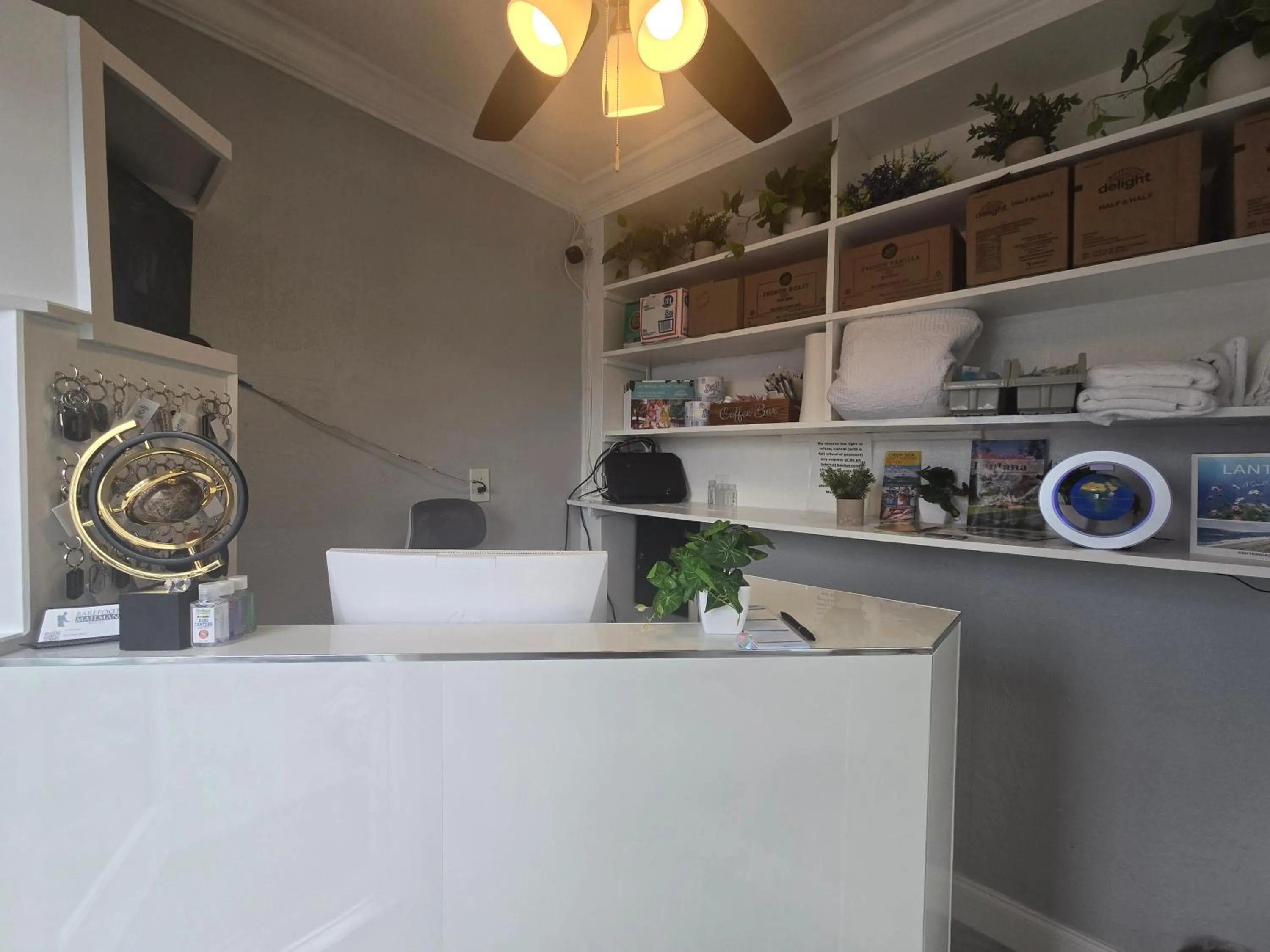 concierge in Barefoot mailman motel