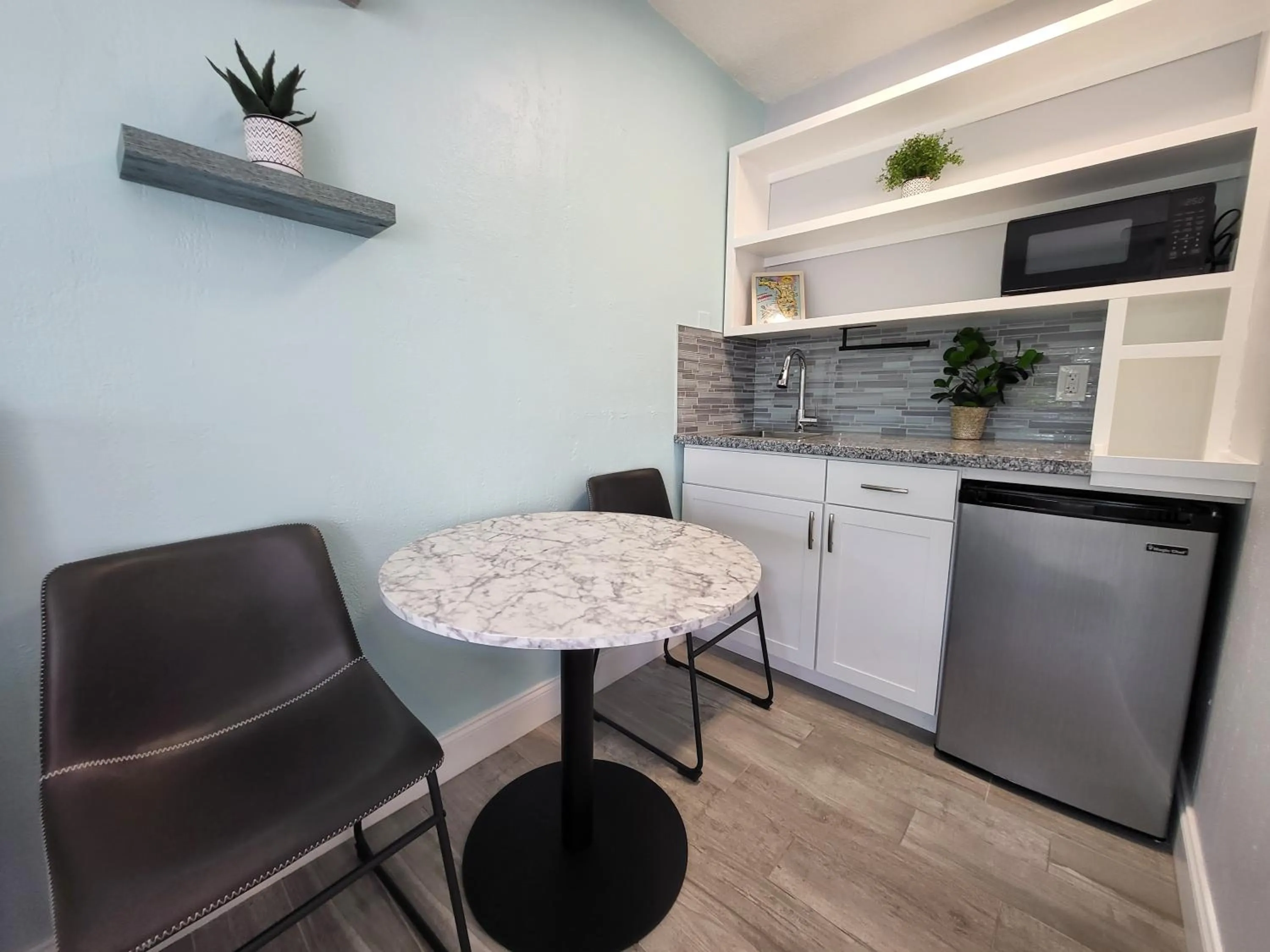 Dining area in Barefoot mailman motel