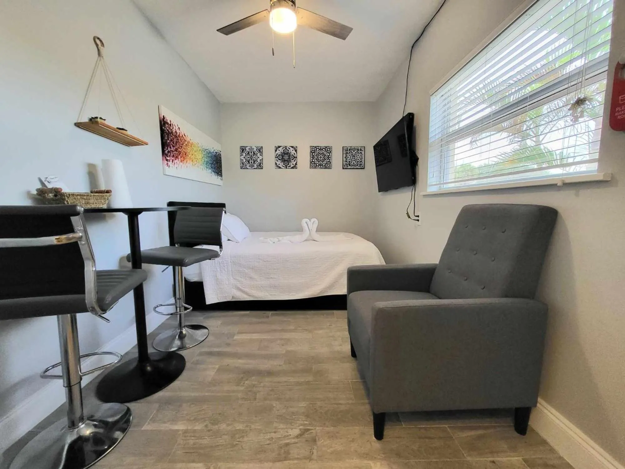 Photo of the whole room, Bed in Barefoot mailman motel