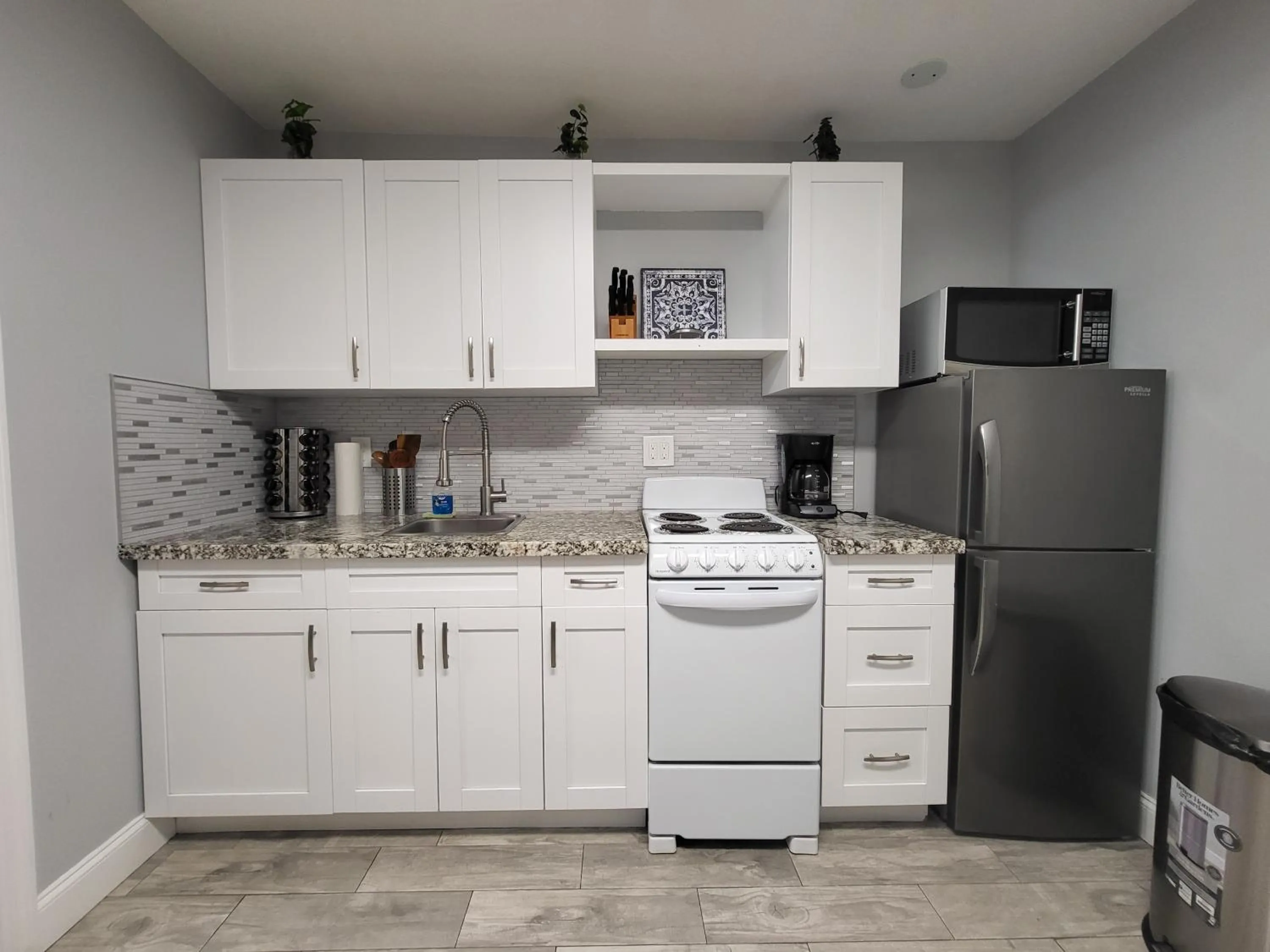 Kitchen or kitchenette in Barefoot mailman motel