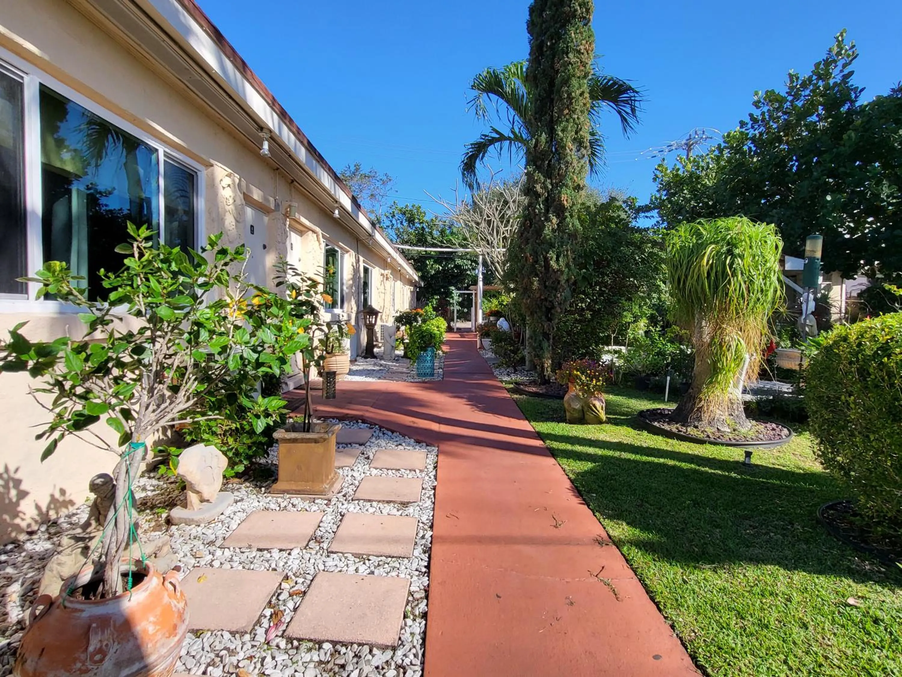 Property building in Barefoot mailman motel