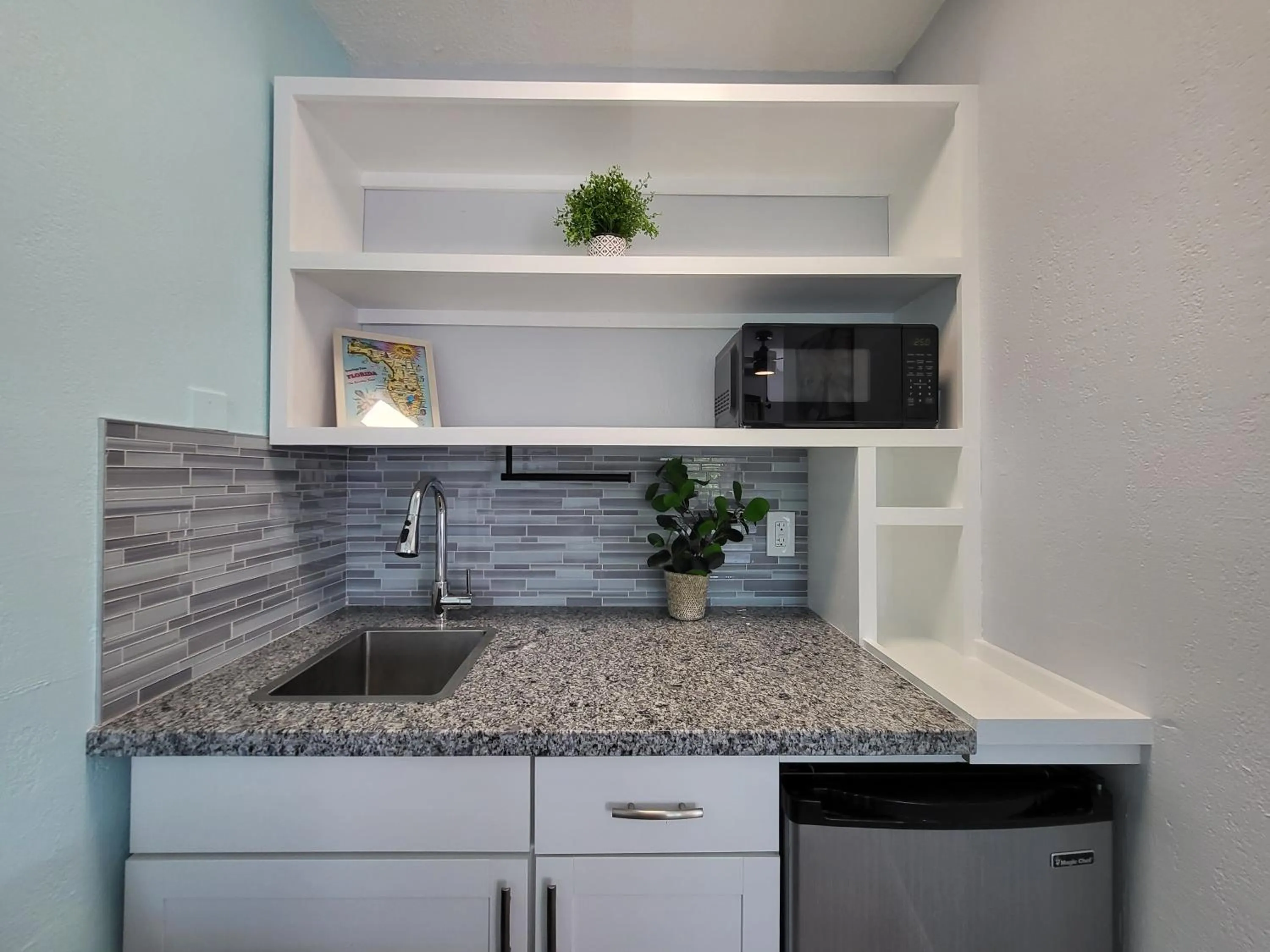 Kitchen or kitchenette in Barefoot mailman motel