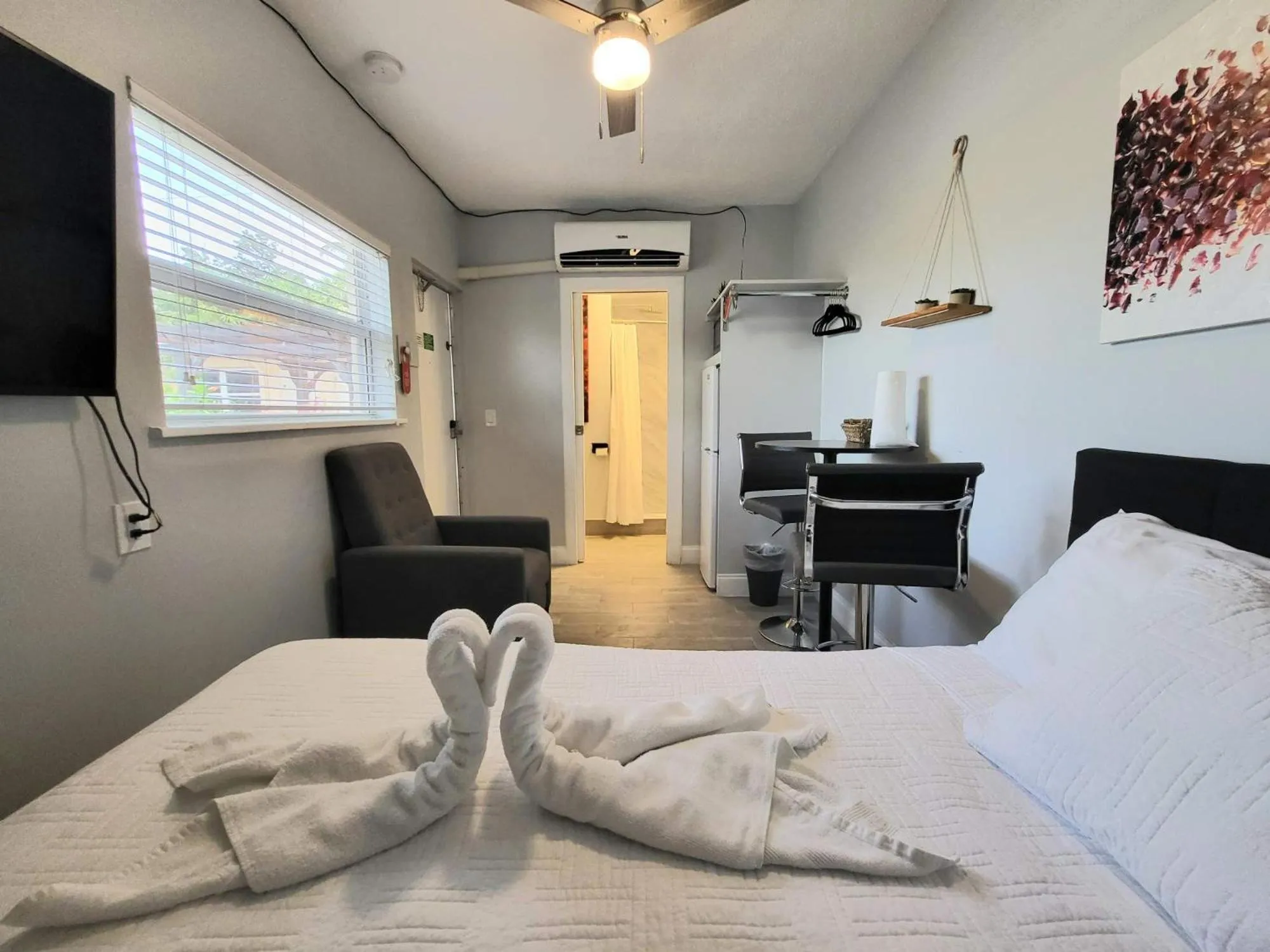 Bedroom, Bed in Barefoot mailman motel