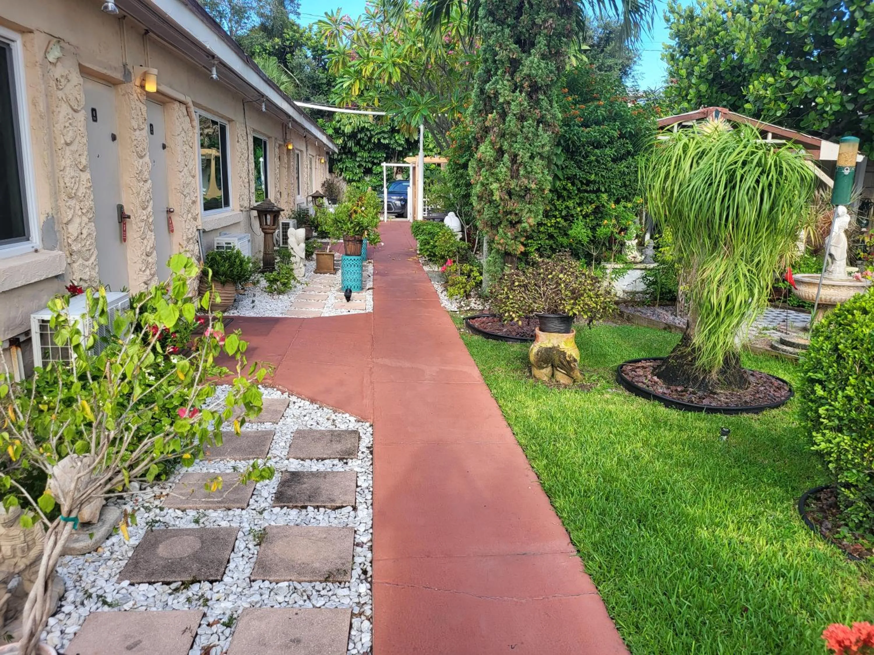 Property building in Barefoot mailman motel