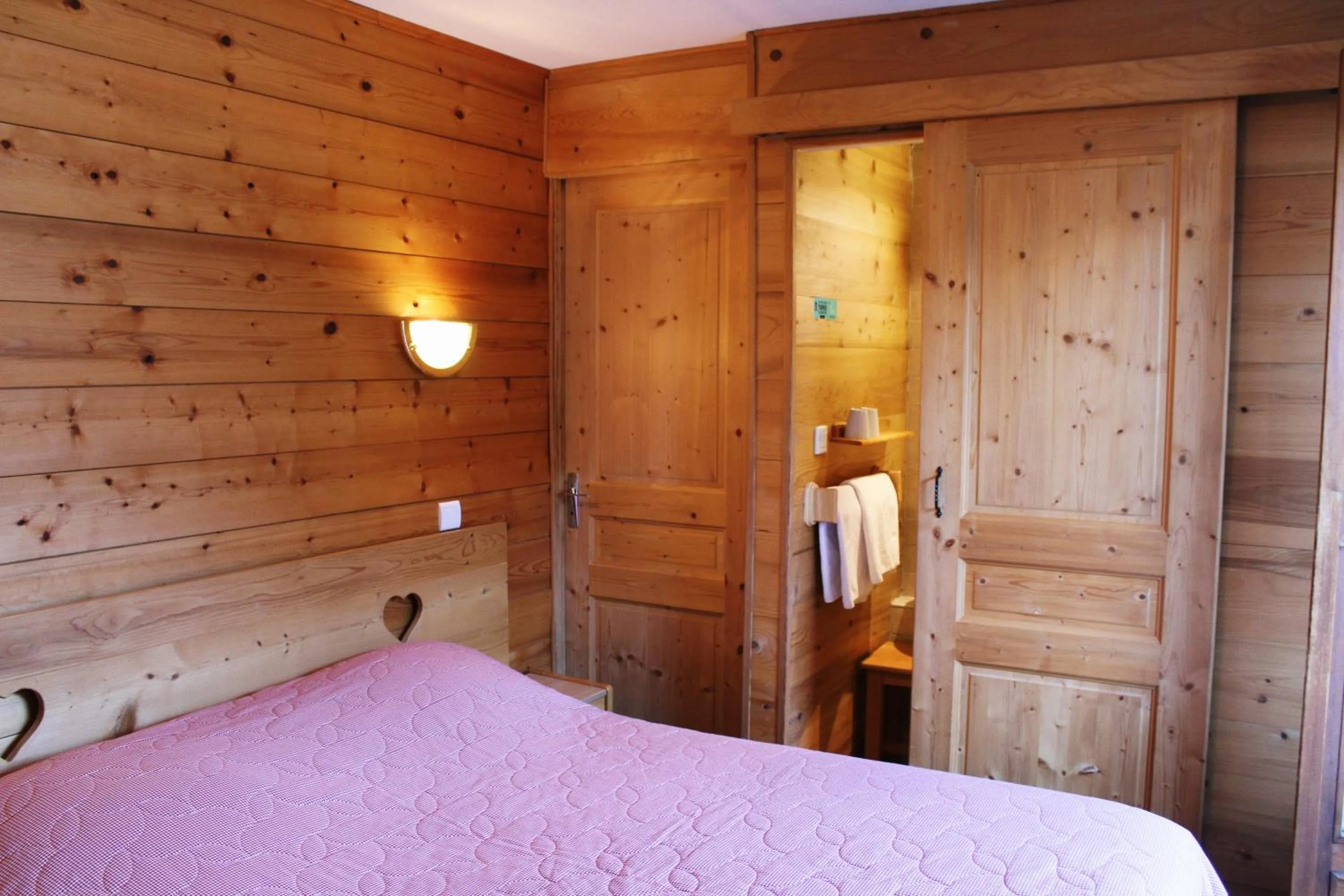 Photo of the whole room, Bed in Le Roitelet