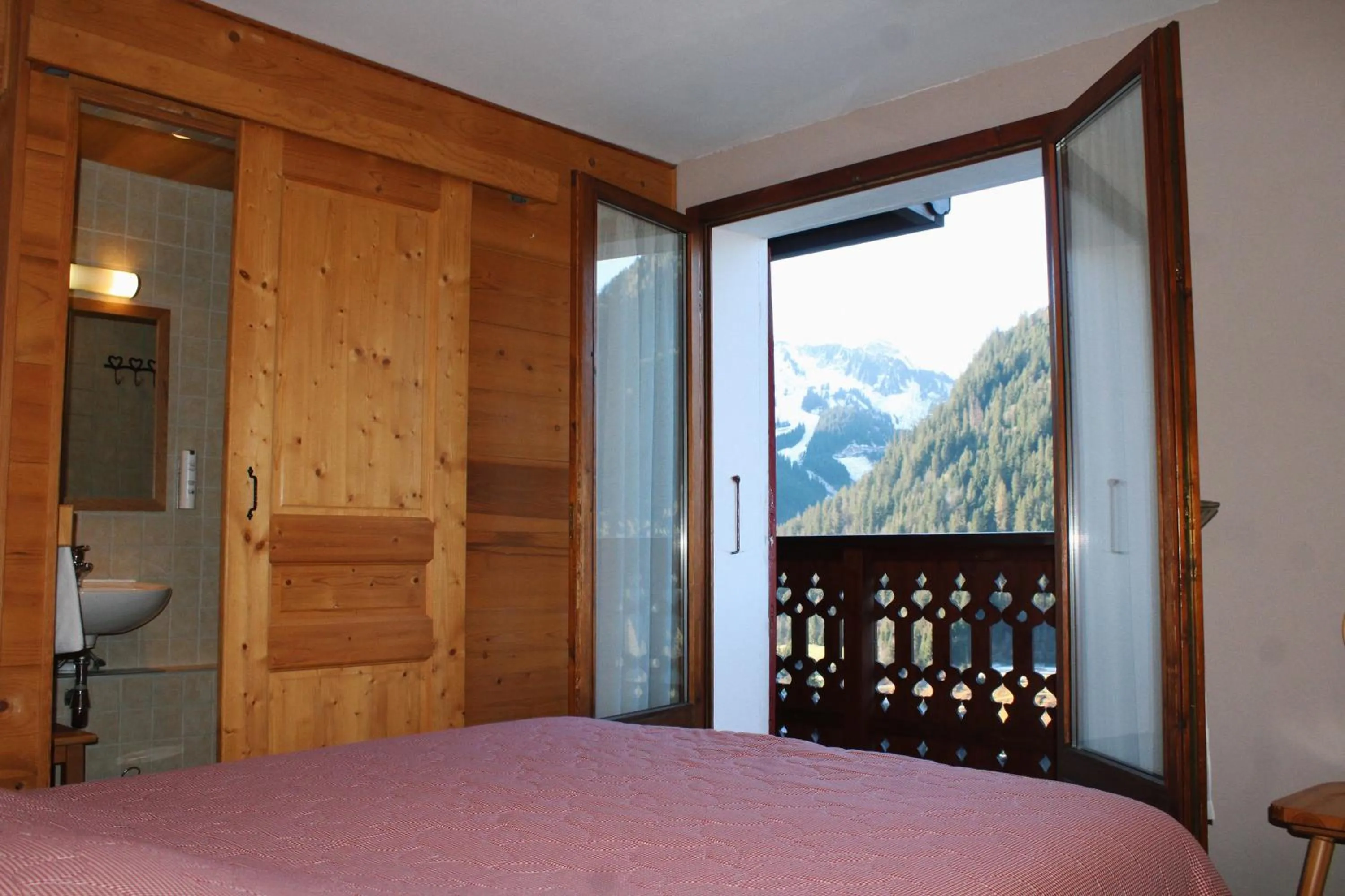 Property building, Bed in Le Roitelet