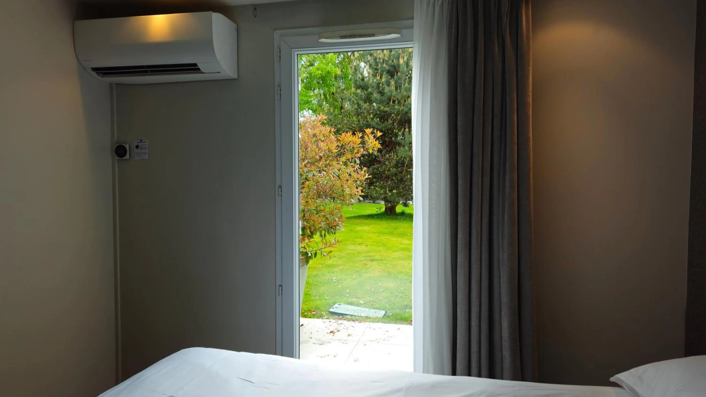 Garden view, Bed in Best Western Hotel Acadie Paris Nord Villepinte