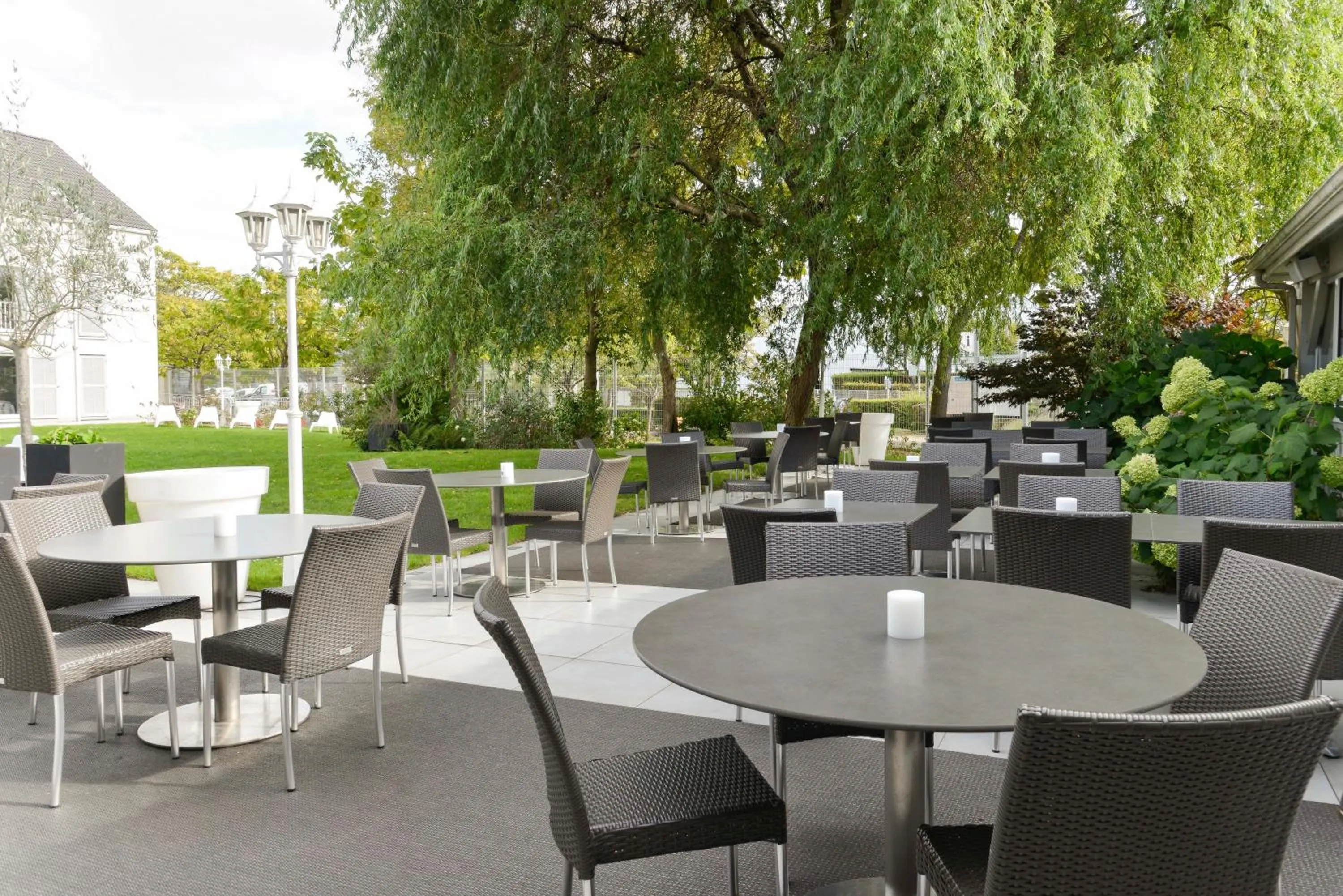 Patio in Best Western Hotel Acadie Paris Nord Villepinte