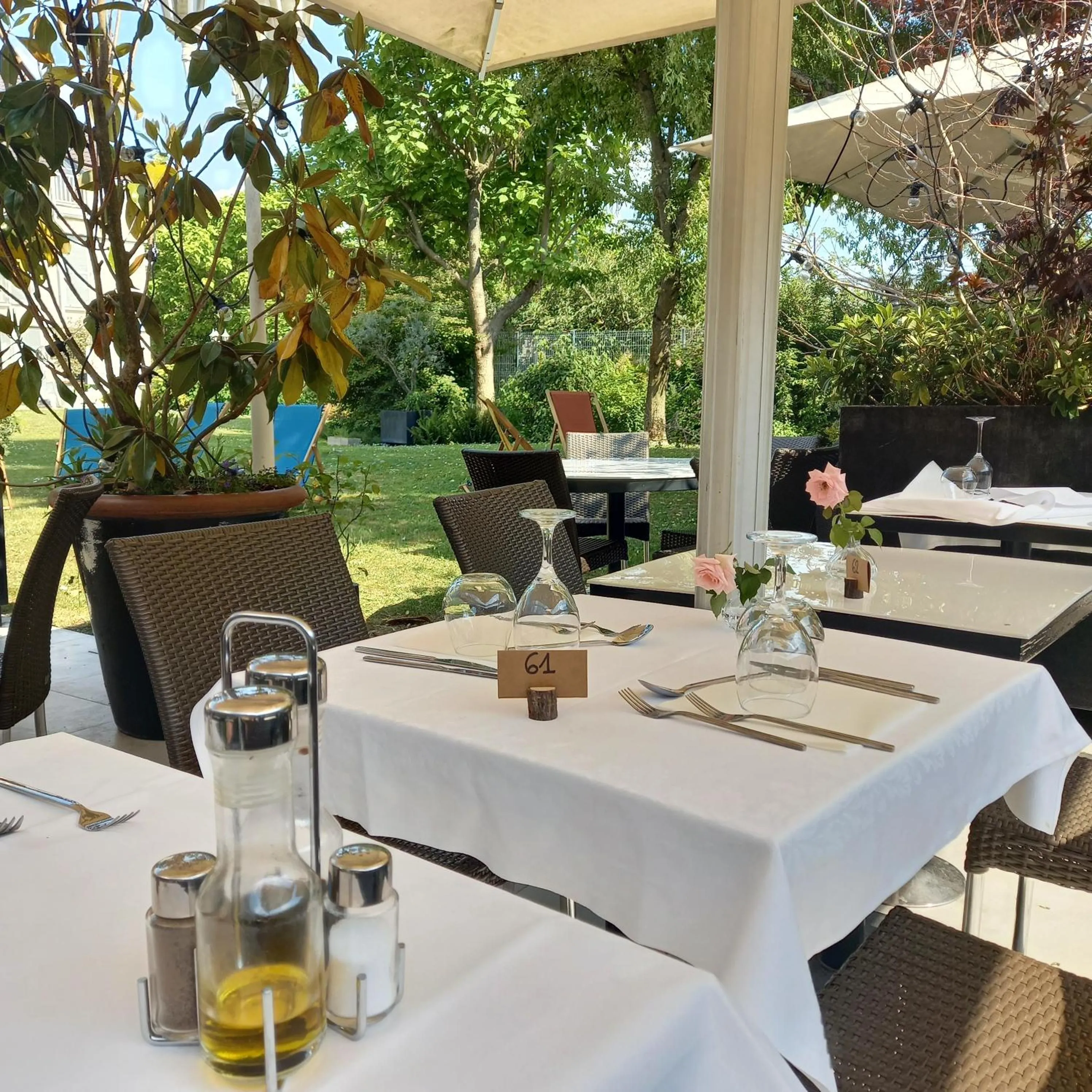 Patio in Best Western Hotel Acadie Paris Nord Villepinte